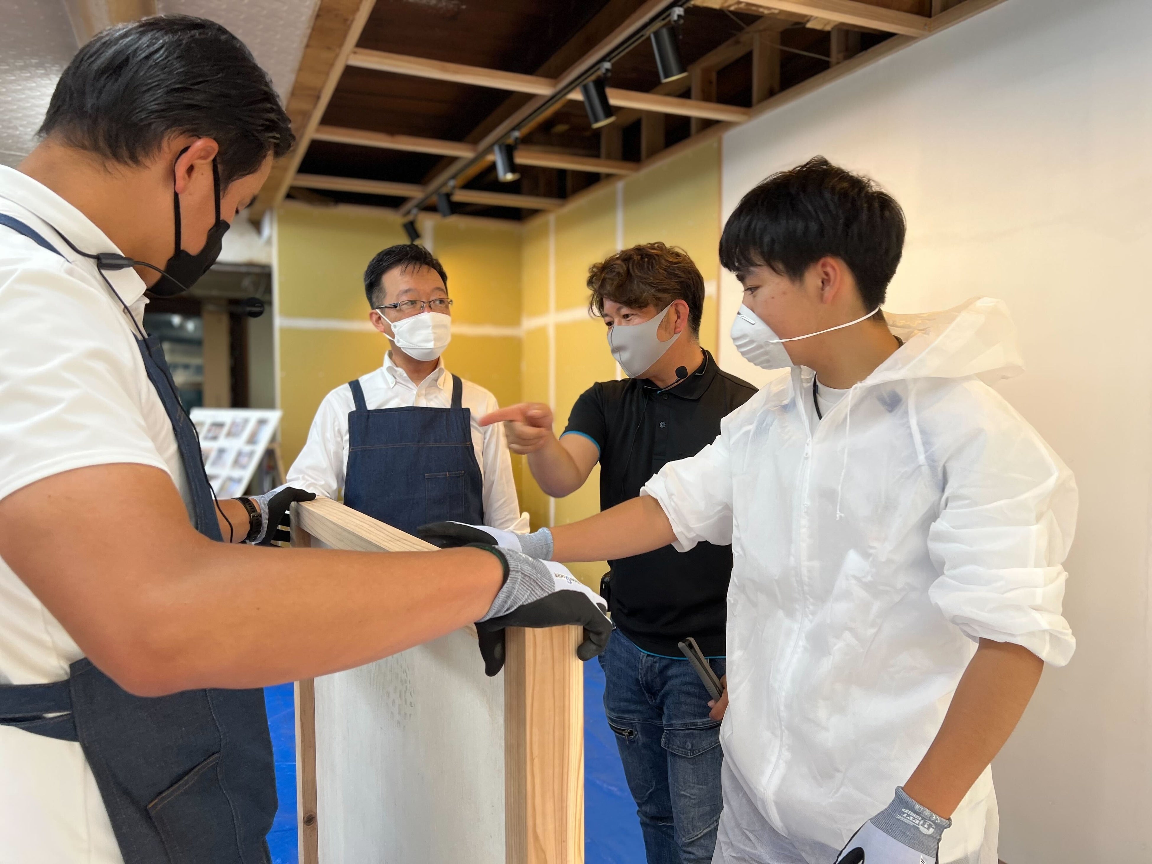 熱心に話を聞く延岡市長・読谷山洋司氏