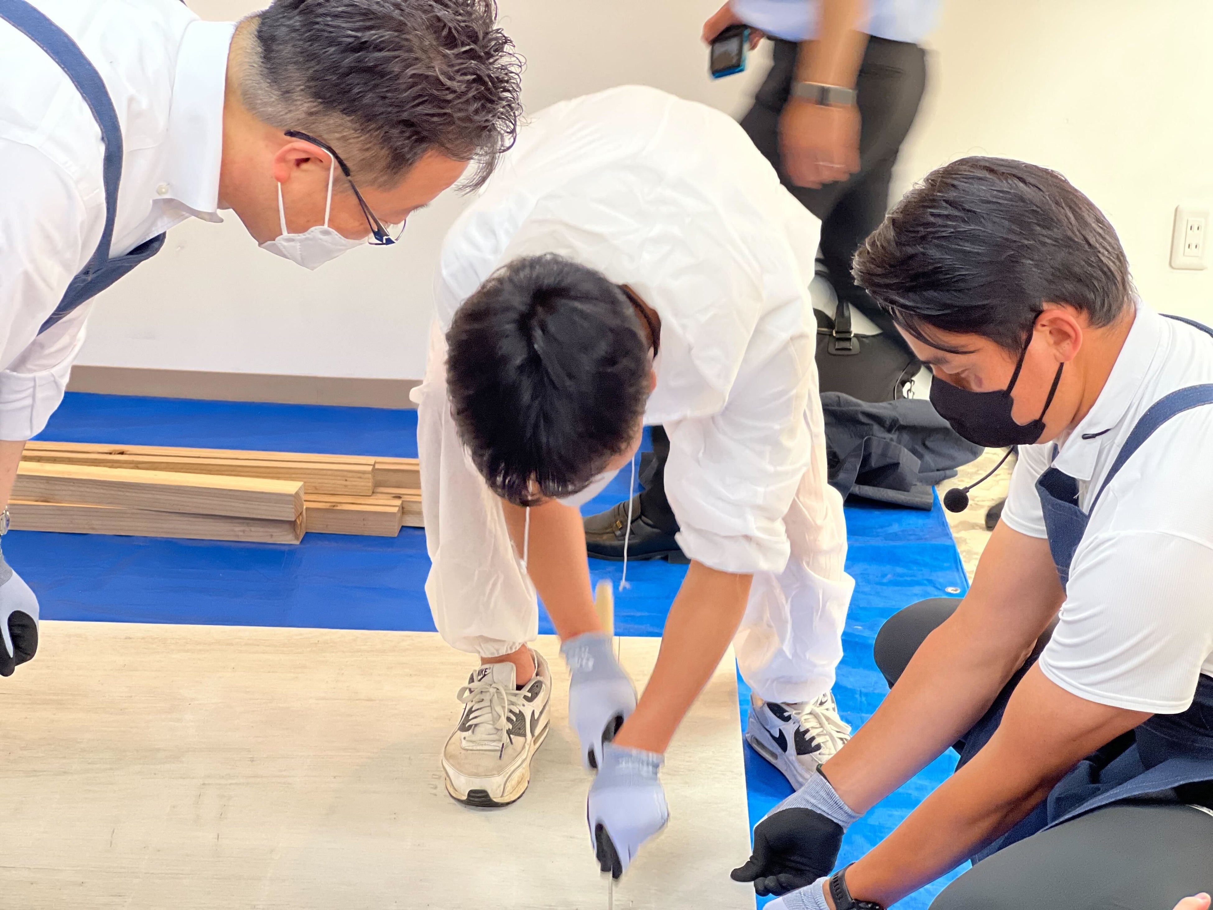 参加者全員で空き家のDIYを行った。