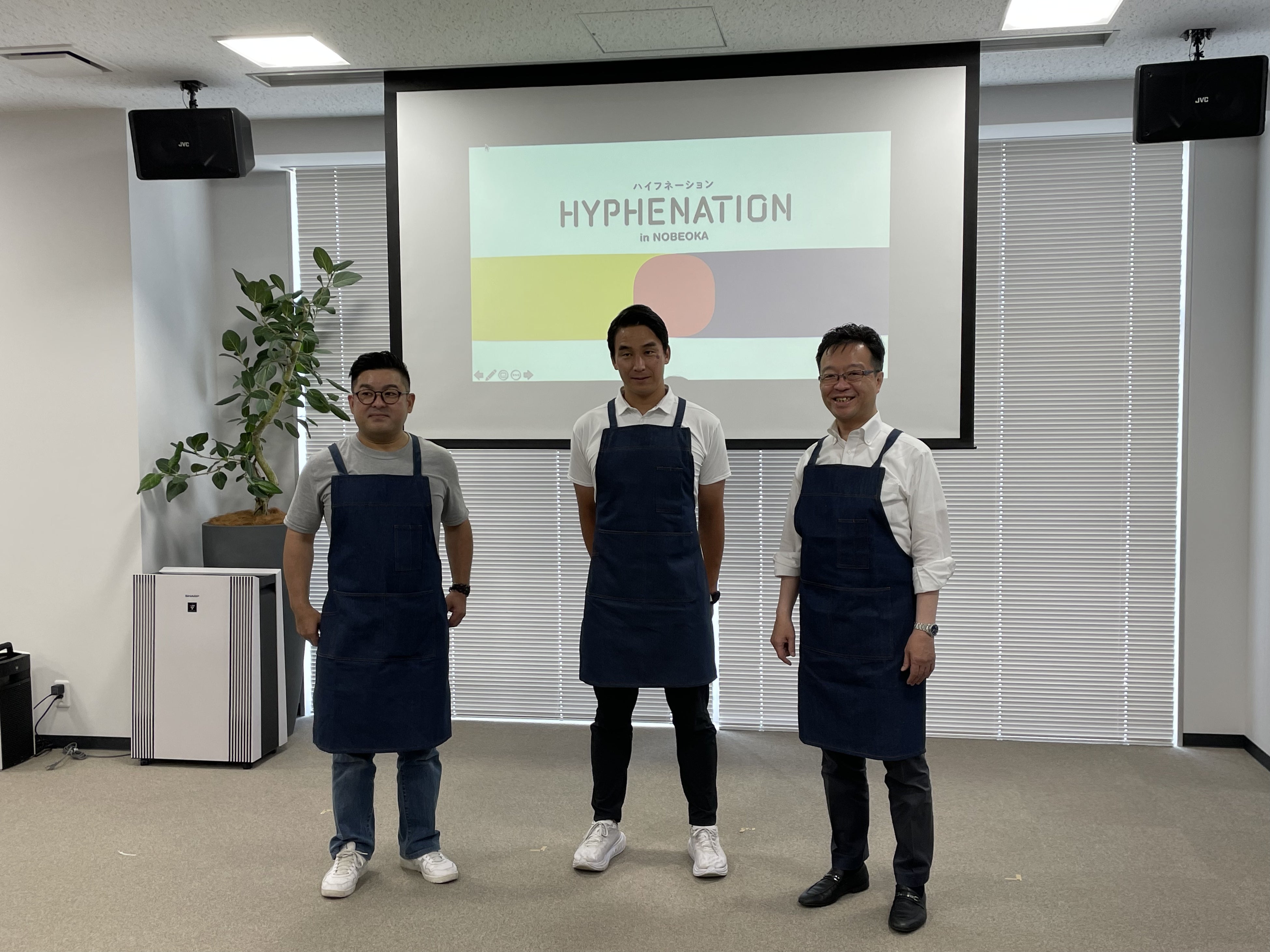 左が空き家活用株式会社の和田 貴充、中央が松田丈志氏、右が延岡市長・読谷山洋司氏