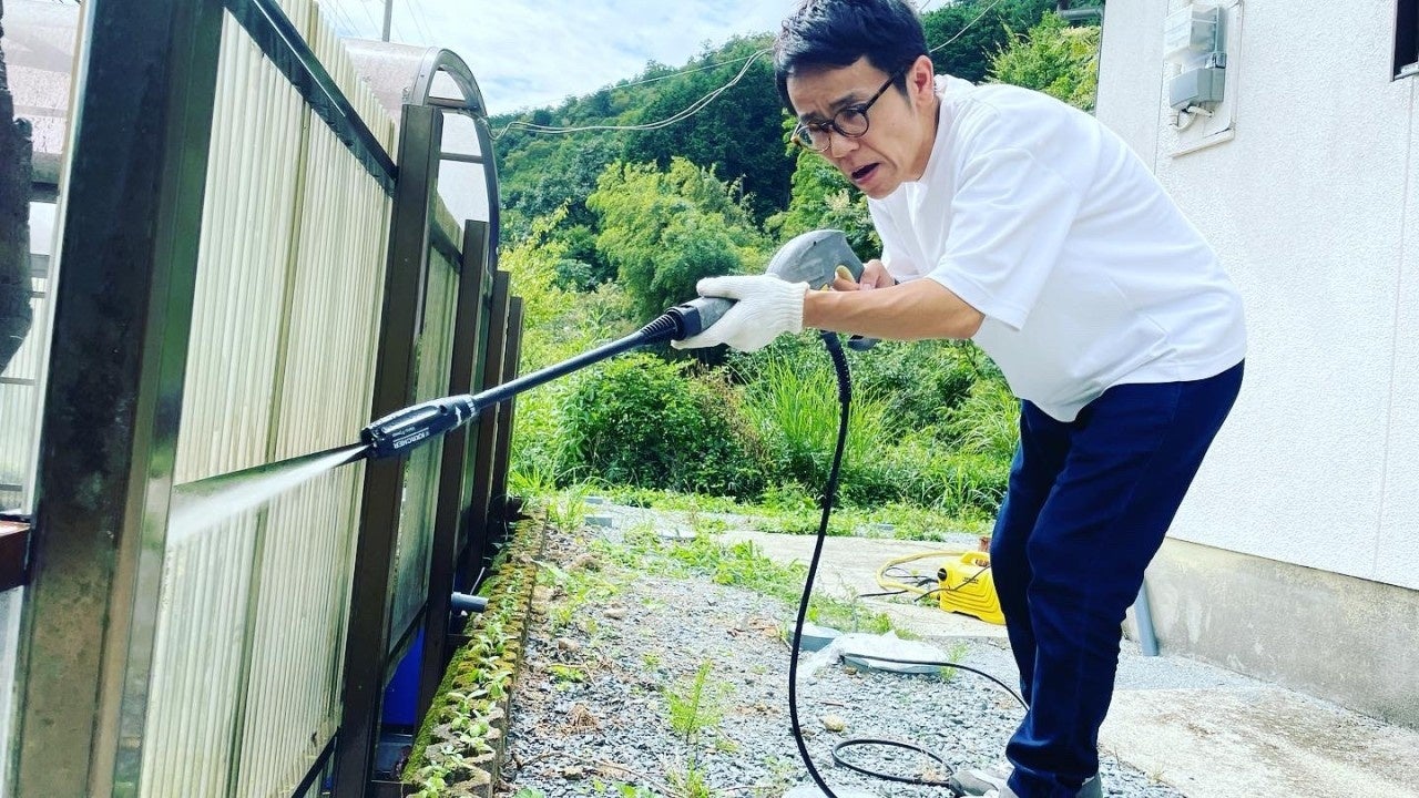 高圧洗浄機で掃除をする「女と男」市川