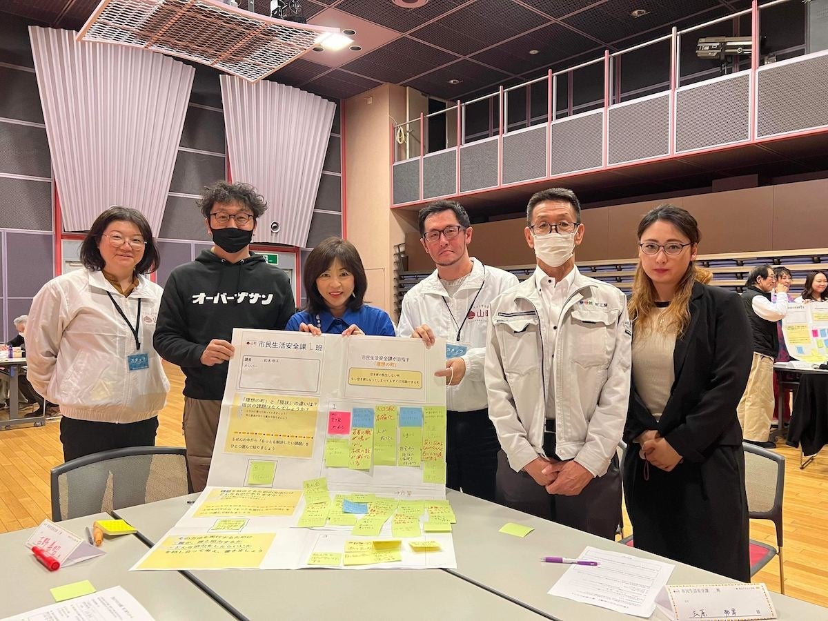 ワークショップ参加者と松本明子氏（中央）