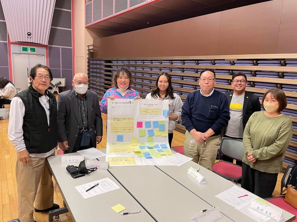 ワークショップ参加者とバービー氏（中央）