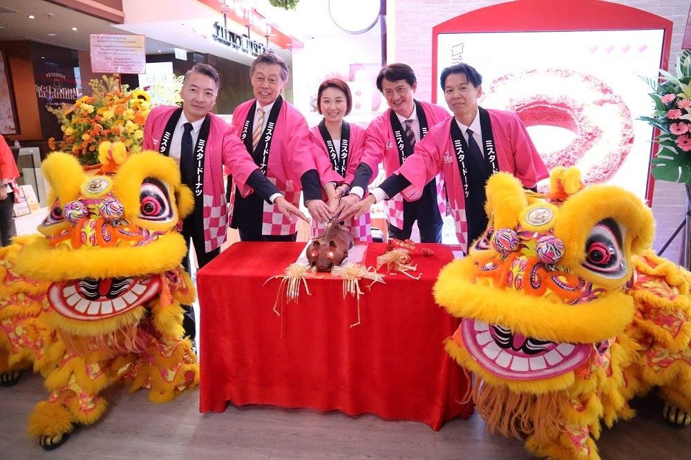 ライオンと記念写真（左から： Dragon Circle社　呉 強氏、在香港日本国総領事 岡田 健一氏、Dragon Circle社 Fanny Su氏、株式会社ダスキン　上野 進一郎、山本 一成）