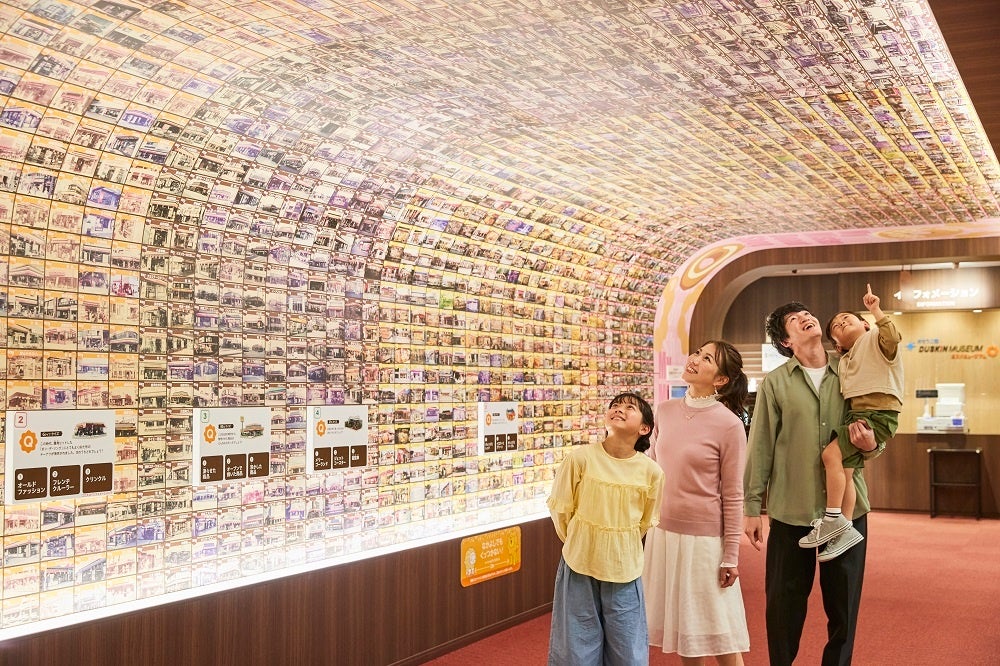 歴代の店舗写真展示