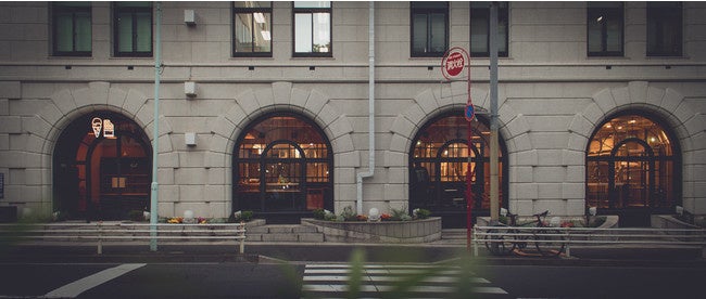 アーチが象徴的な日証館