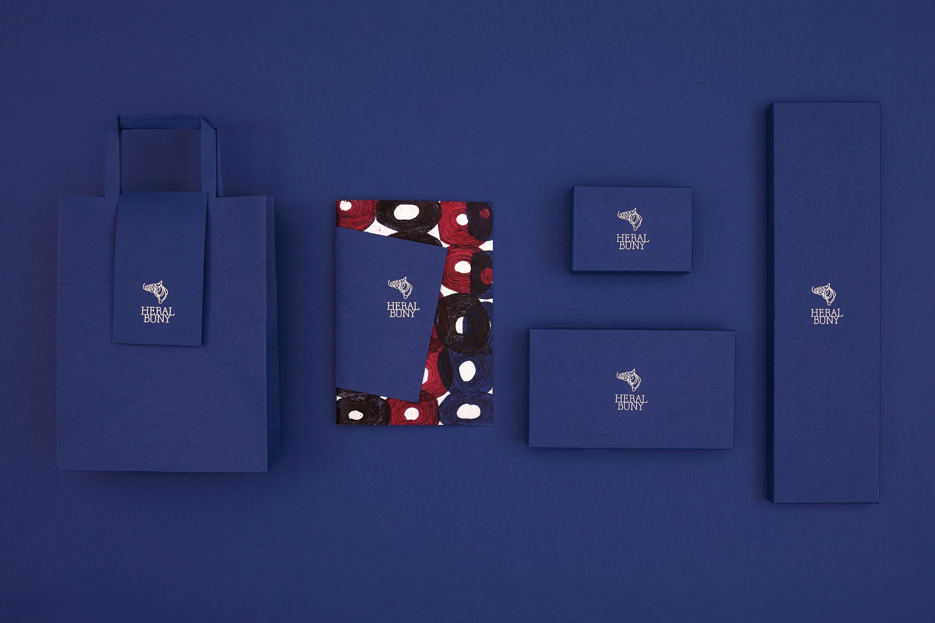 当社が手がけたブランディングブックや商品パッケージの箱など