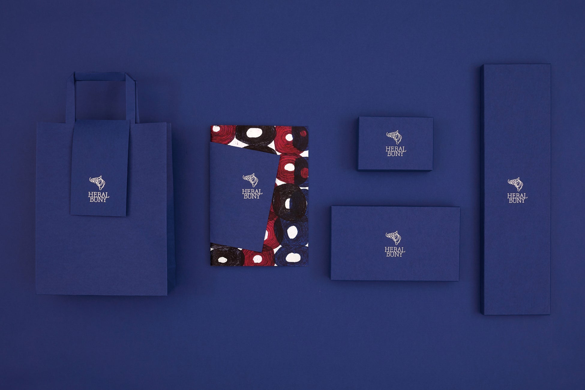 当社が手がけたブランディングブックや商品パッケージの箱など