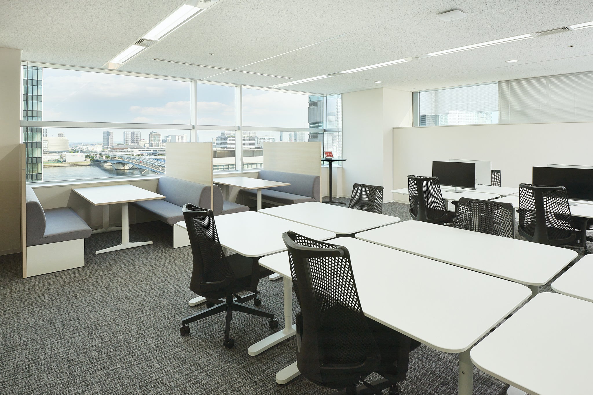 執務スペース・他にもリフレッシュができるカウンターやオフィスコンビニなどを完備