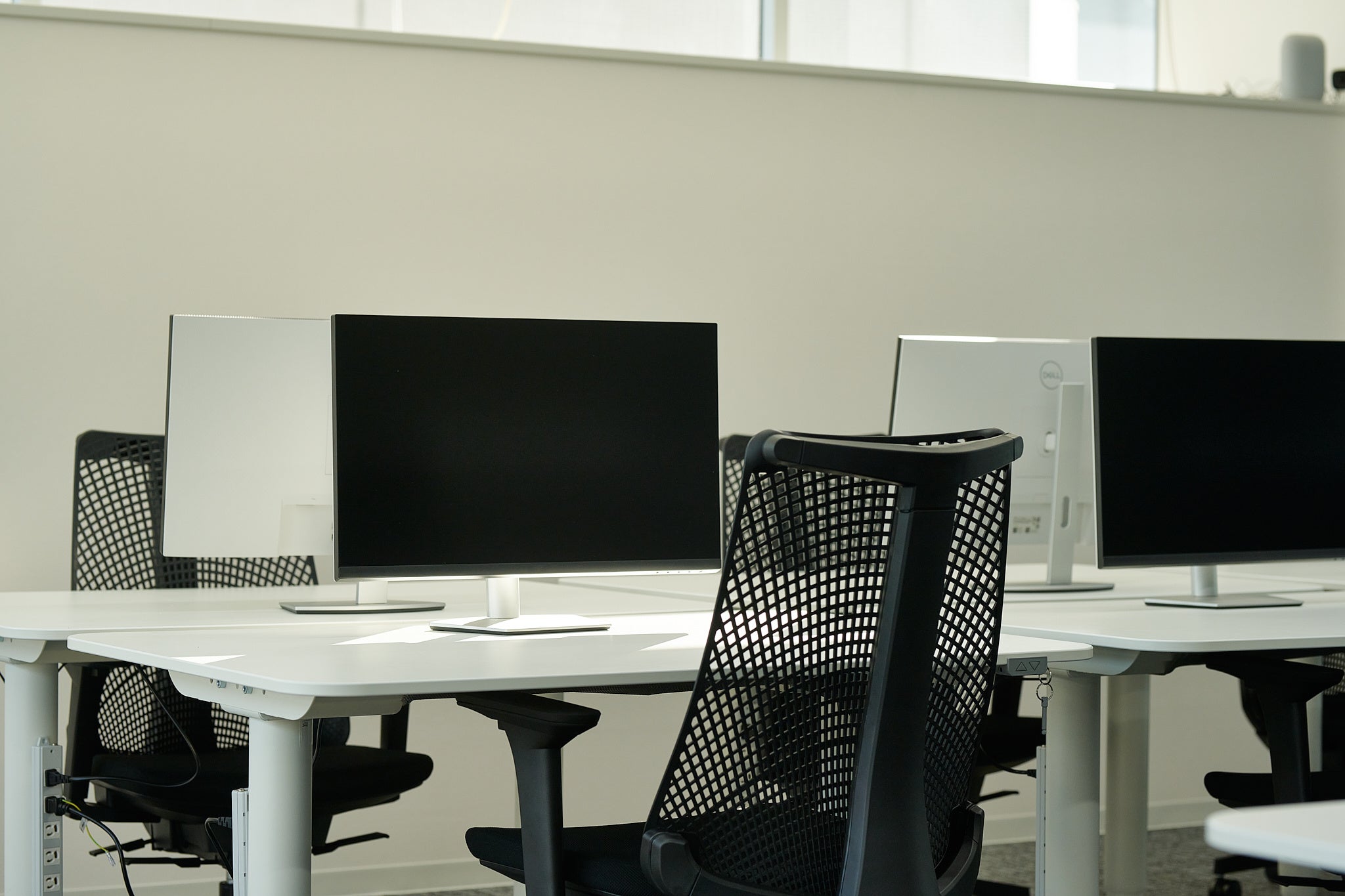 フリーアドレス・電動昇降式デスクやモニターを完備