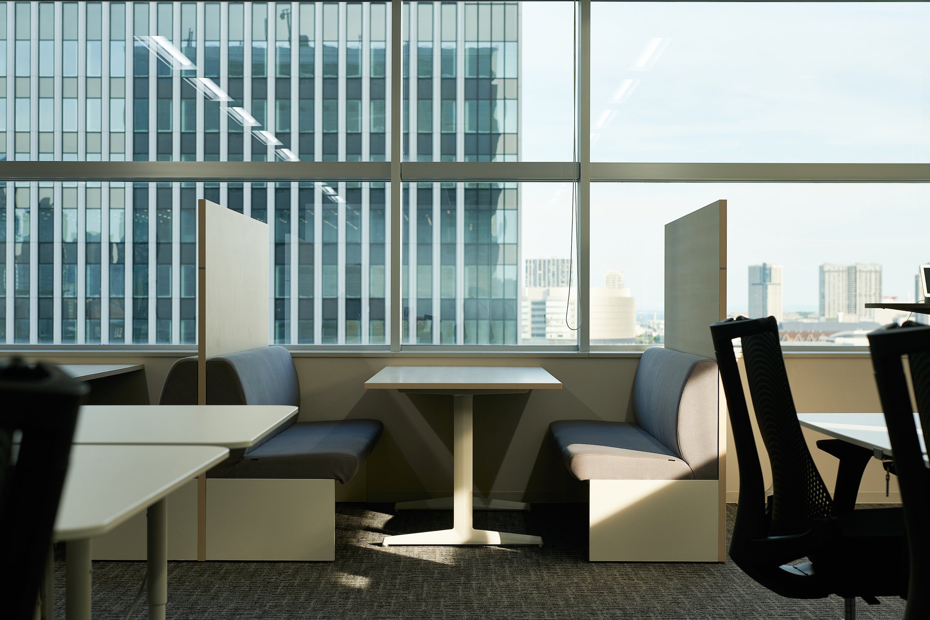 ミーティングスペース・窓際の開放感があるスペースで打ち合わせができる
