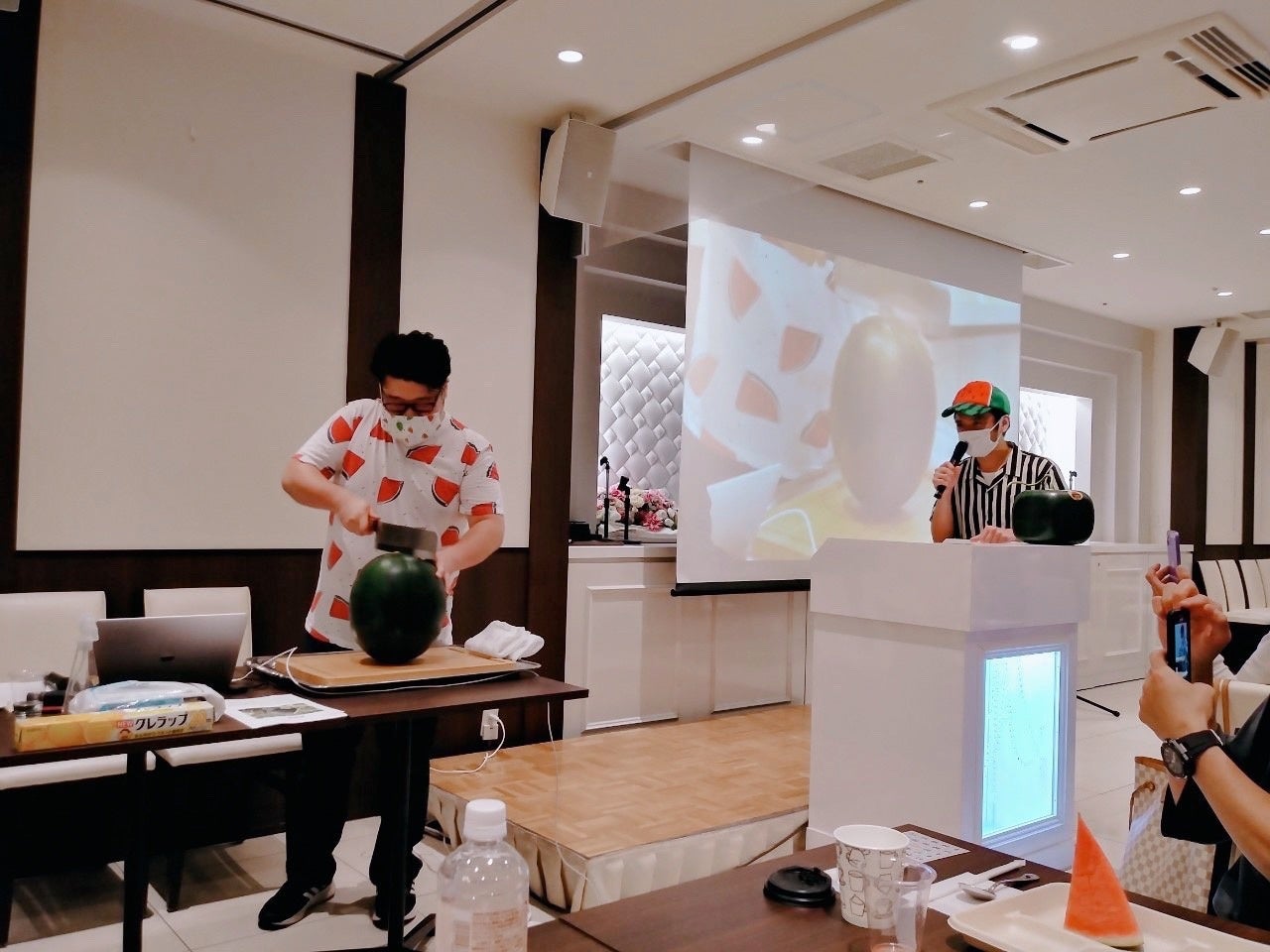 スイカパーティーの様子。