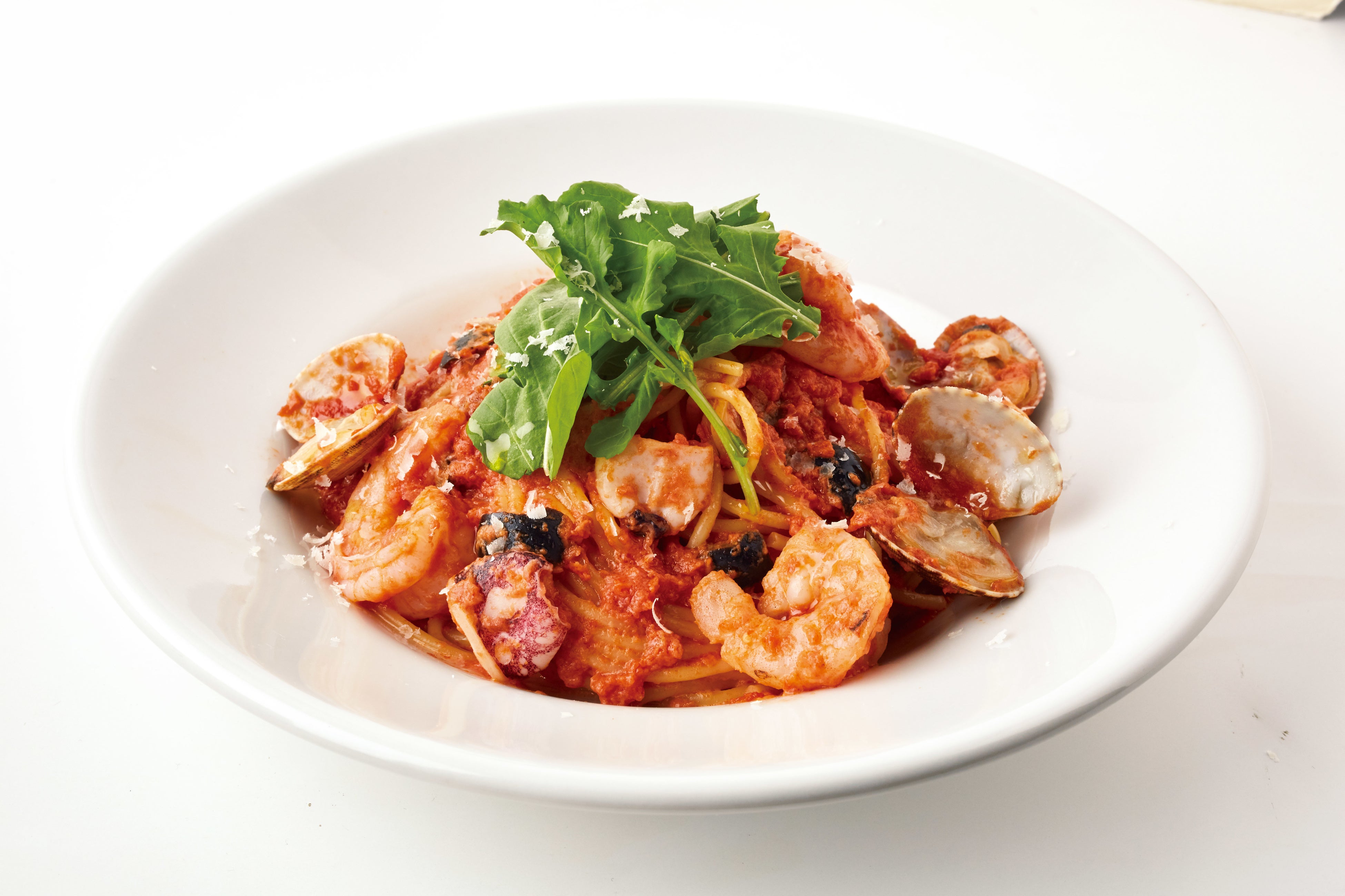 パスタ シーフードとルッコラのトマトクリーム