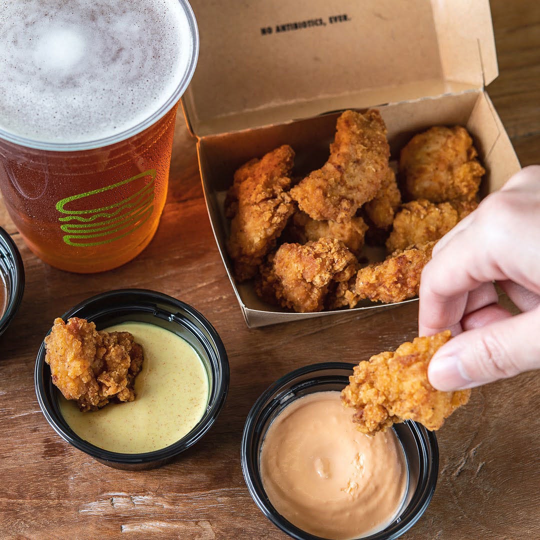 カリッとした食感のチキンバイツはお好みのソースで！