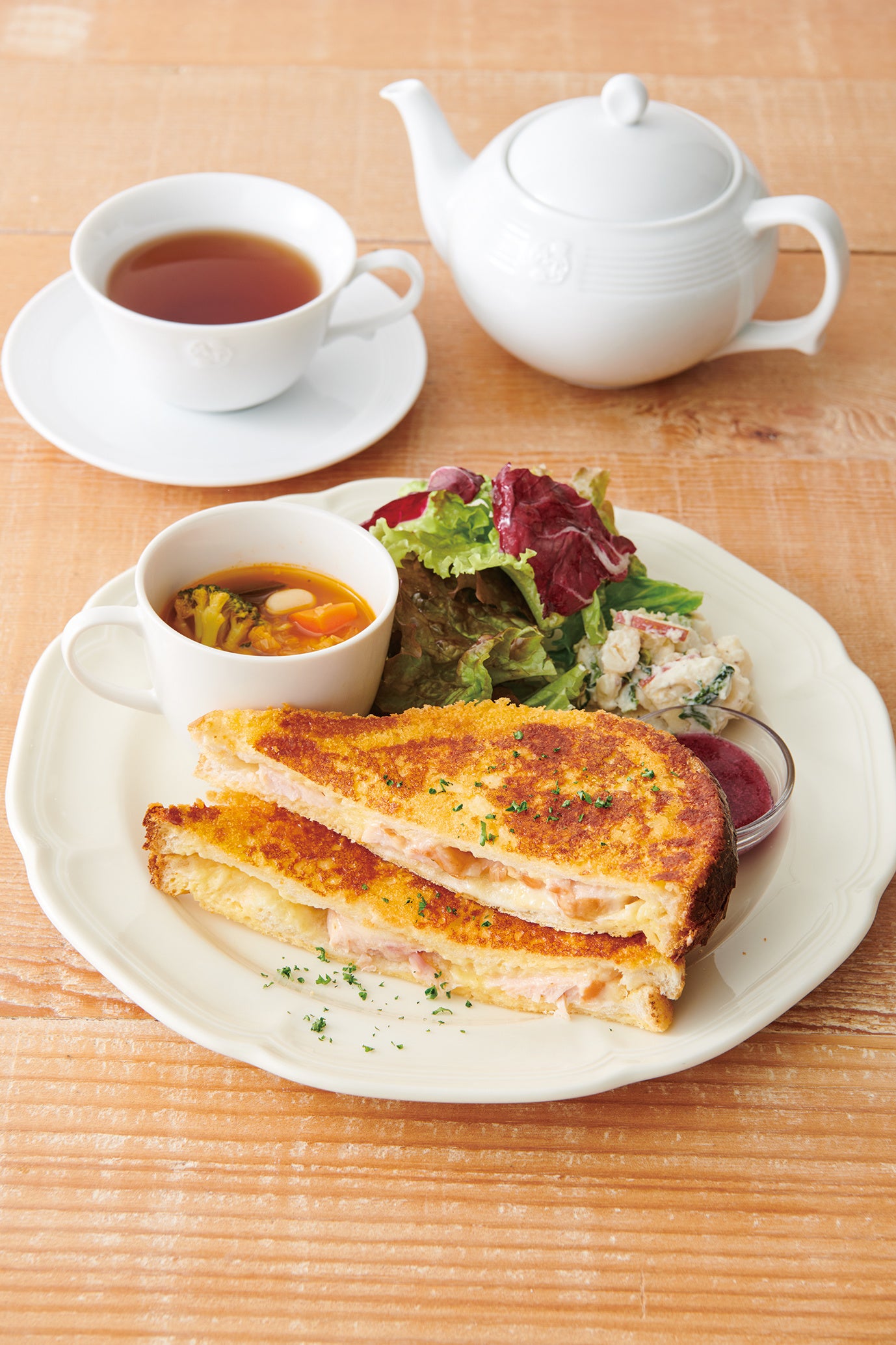 スモークチキンとチーズのフレンチトーストサンド
