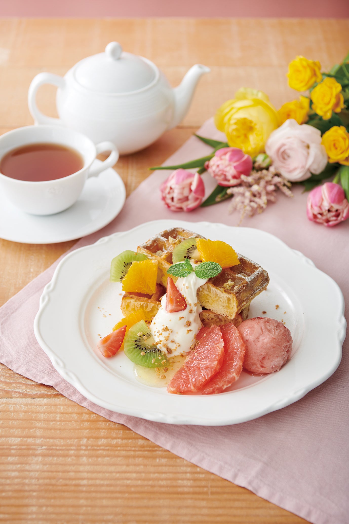 4 種フルーツとストロベリージェラートのワッフル