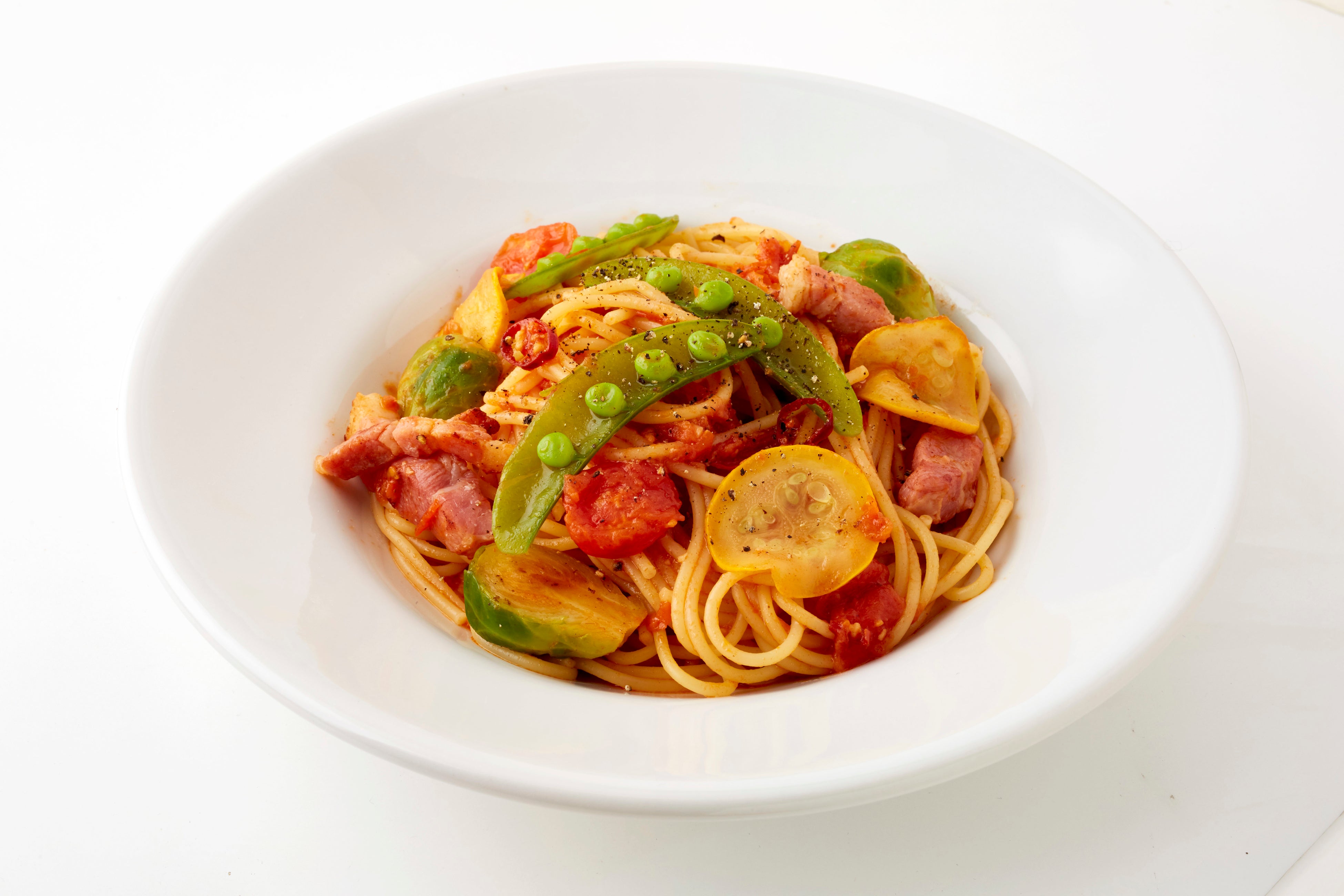 彩り野菜とパンチェッタのトマトペペロンチーノ