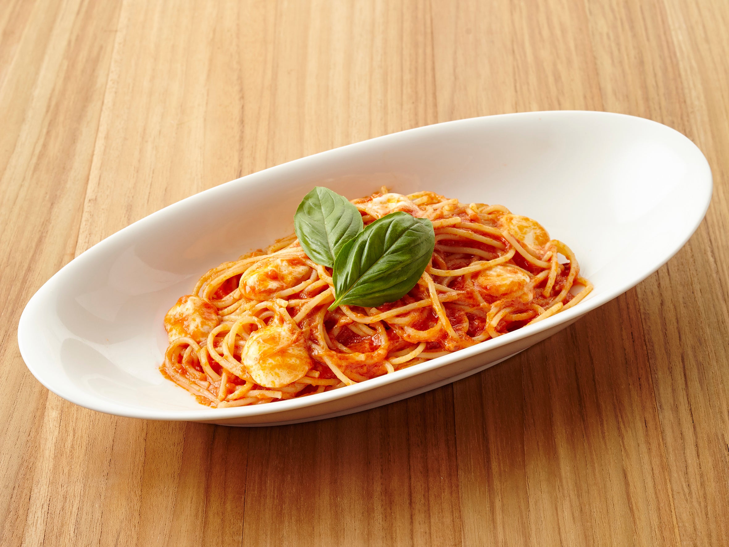 オーガニックトマトとモッツァレラチーズのトマトソースパスタ