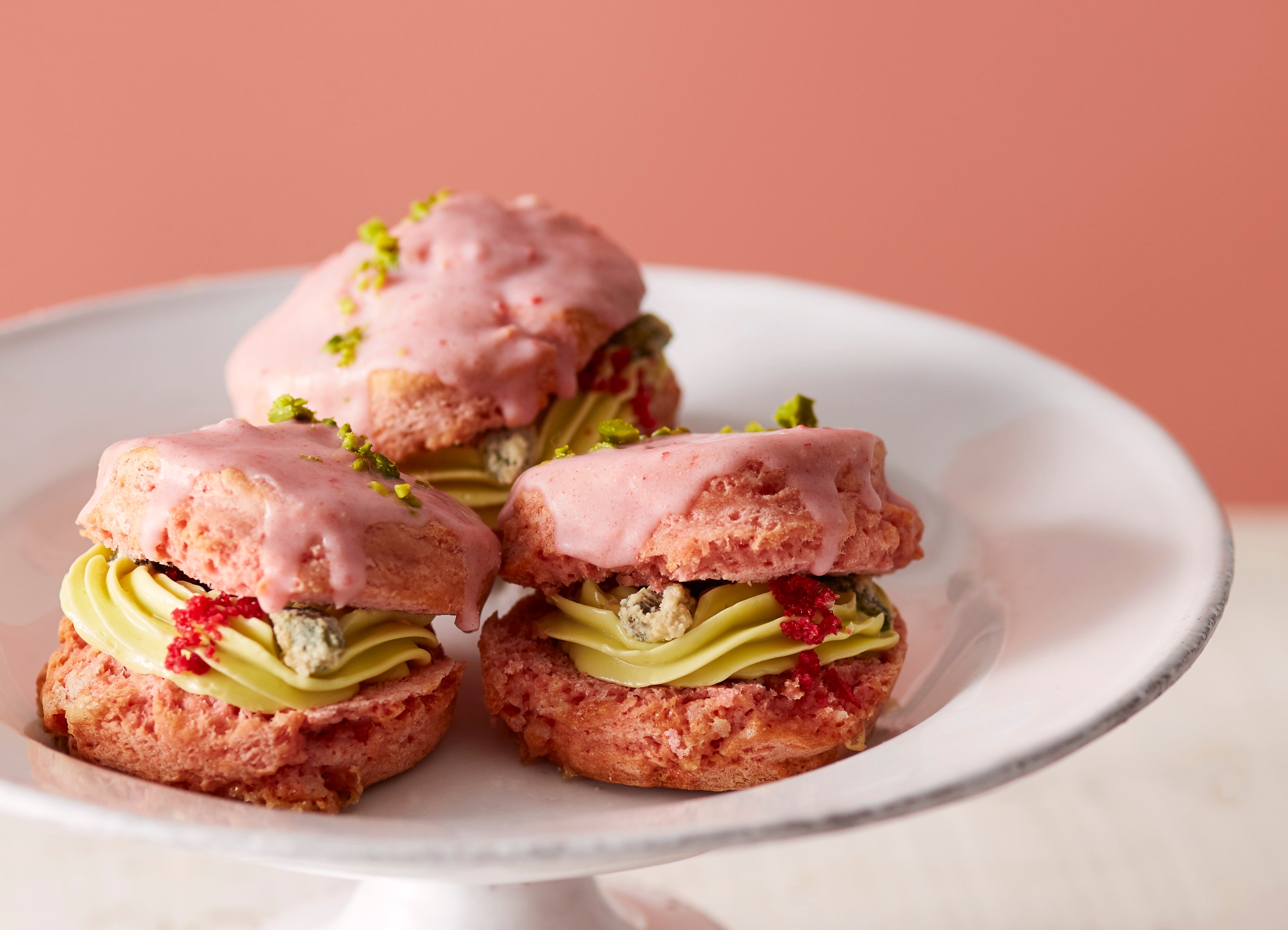 阪急パンフェア限定「ストロベリースコーンサンド ピスタチオクリーム＆グラッセ」