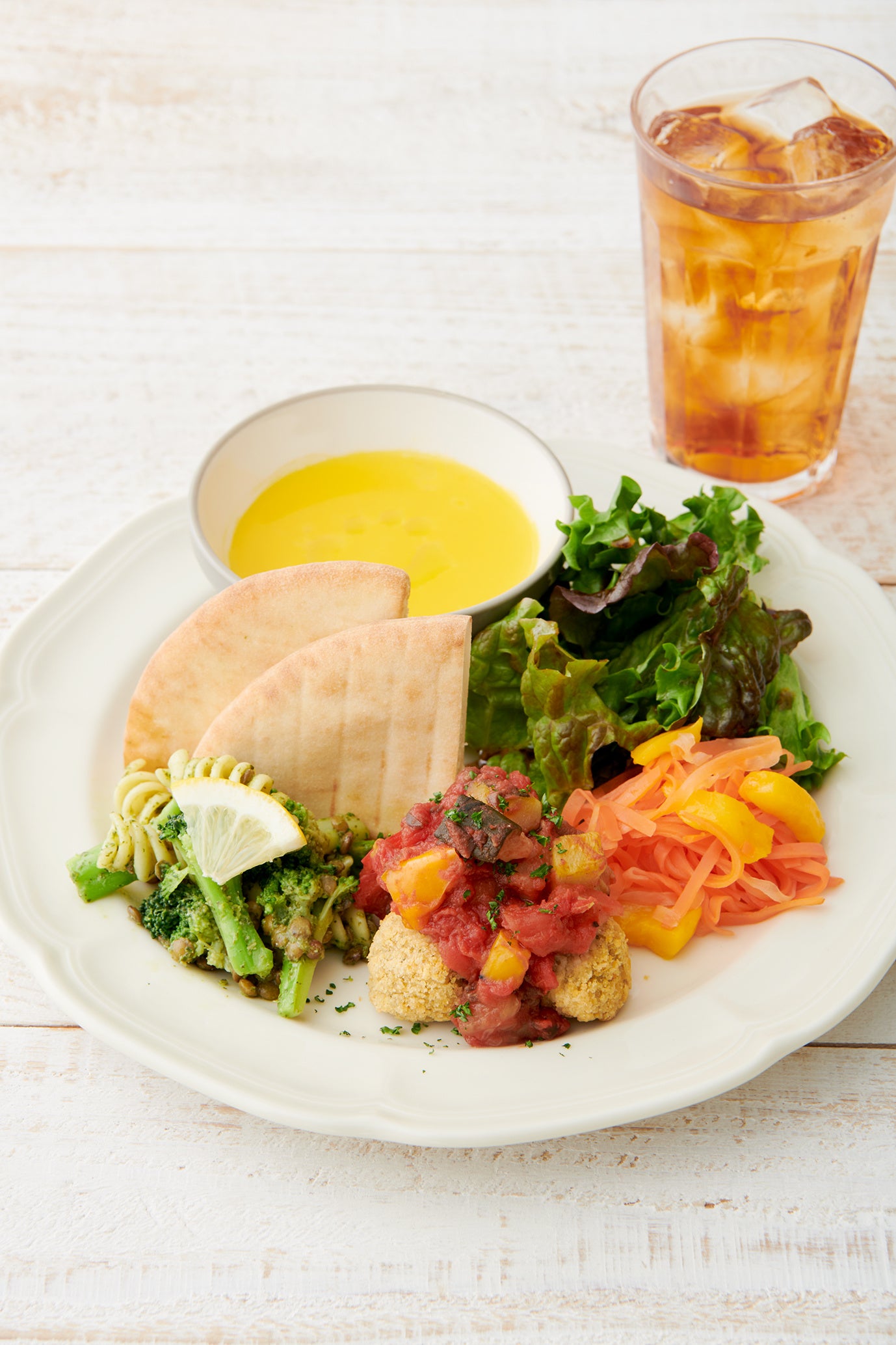 ファラフェルと自家製カポナータのデリプレート