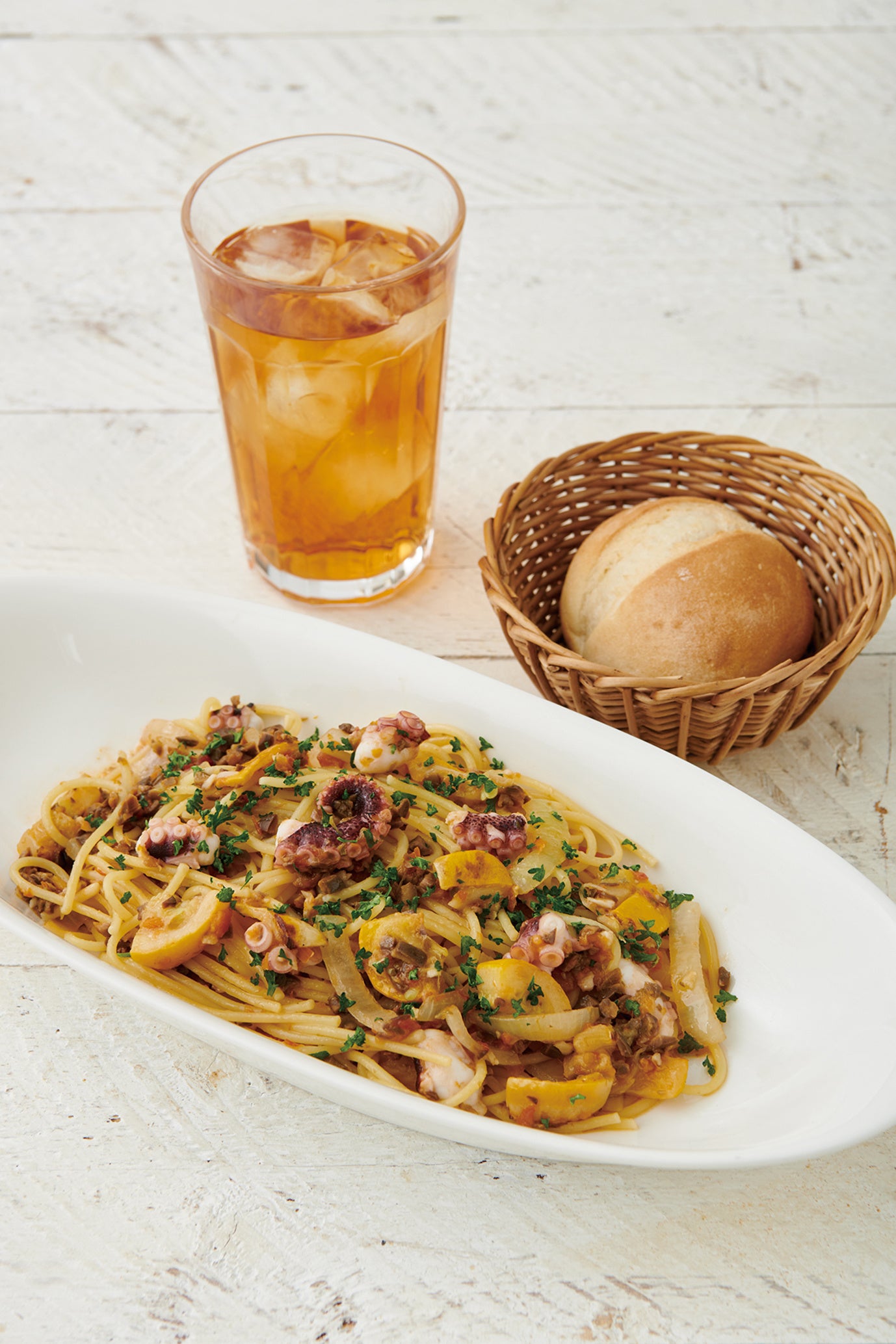 タコとイエローズッキーニのオリーブソースパスタ