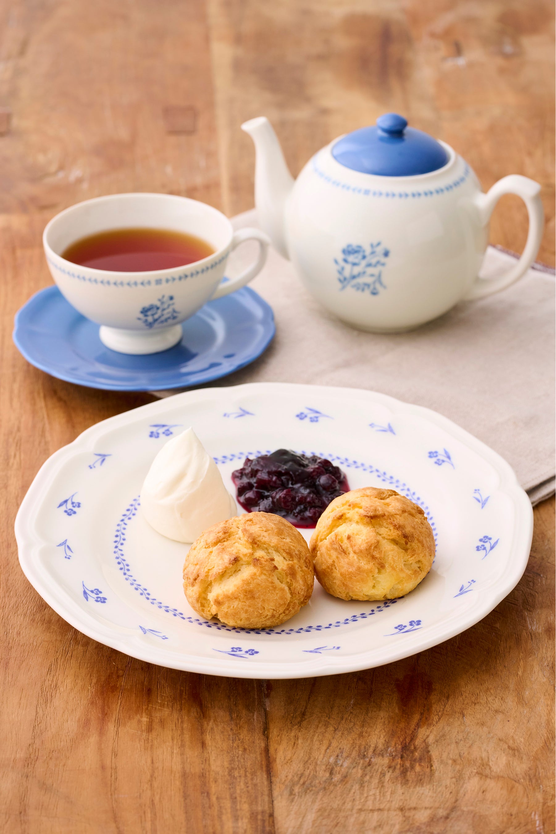 モンレーヴの食器で楽しむクリームティーセット