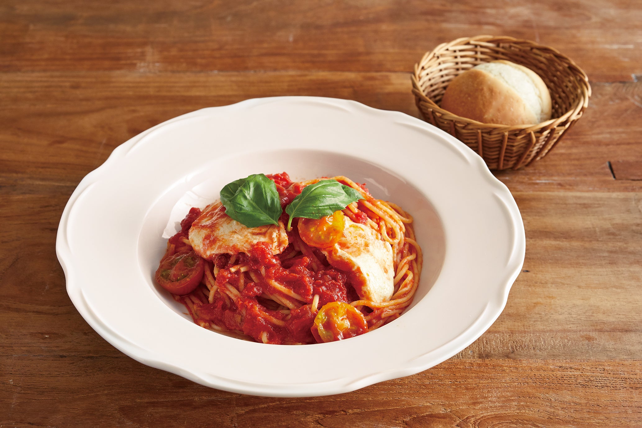 水牛モッツァレラチーズとオーガニックトマトのパスタ