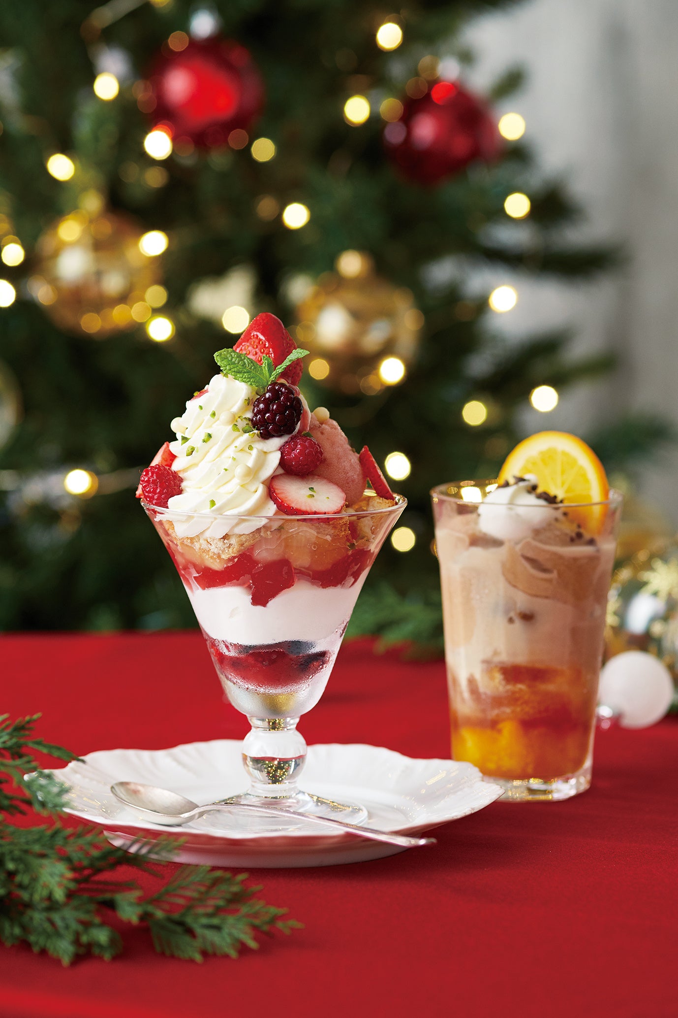 苺とベリーのホワイトツリーパフェ＋ショコラミルクティーとオレンジのジュレッティー