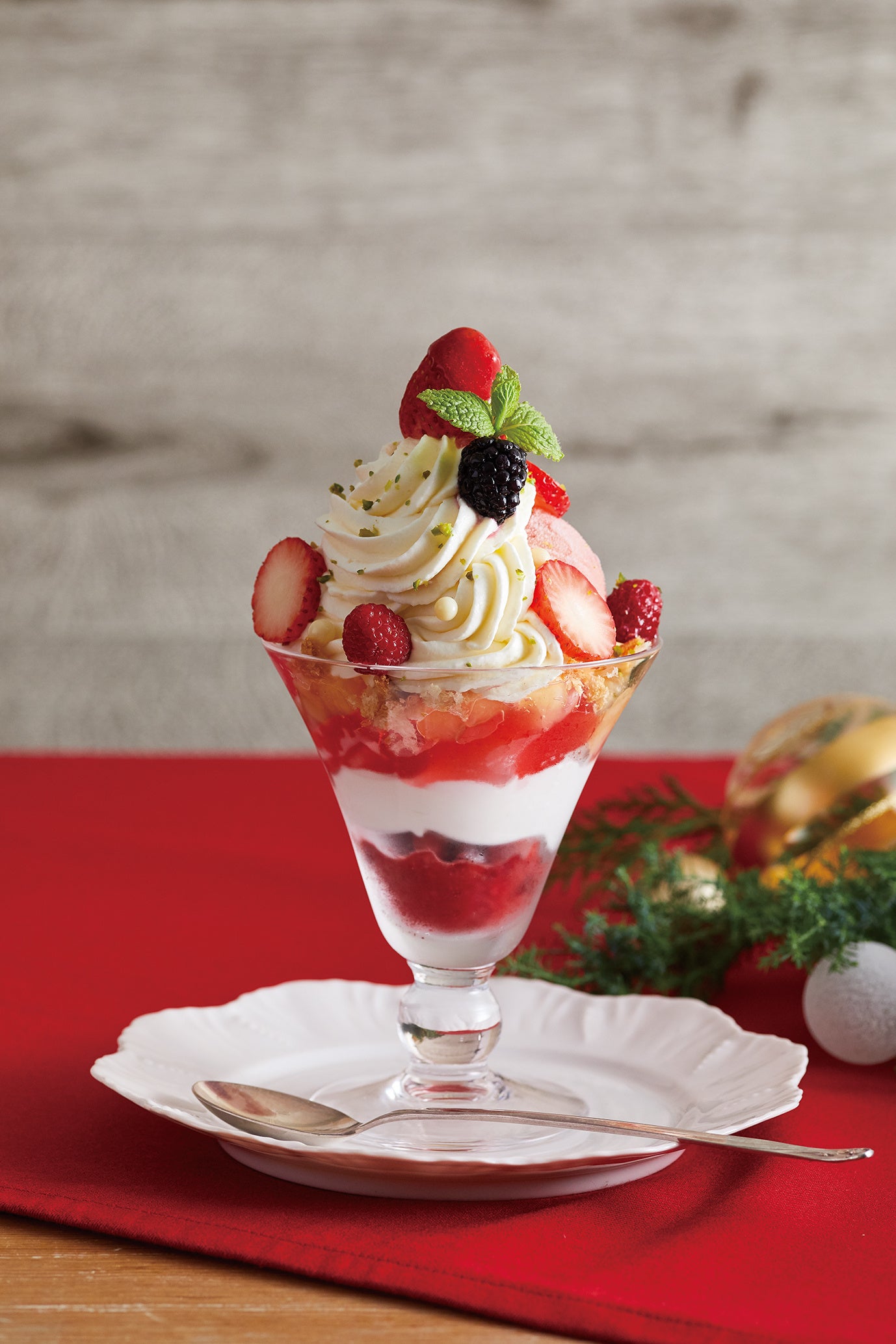 苺とベリーのホワイトツリーパフェ