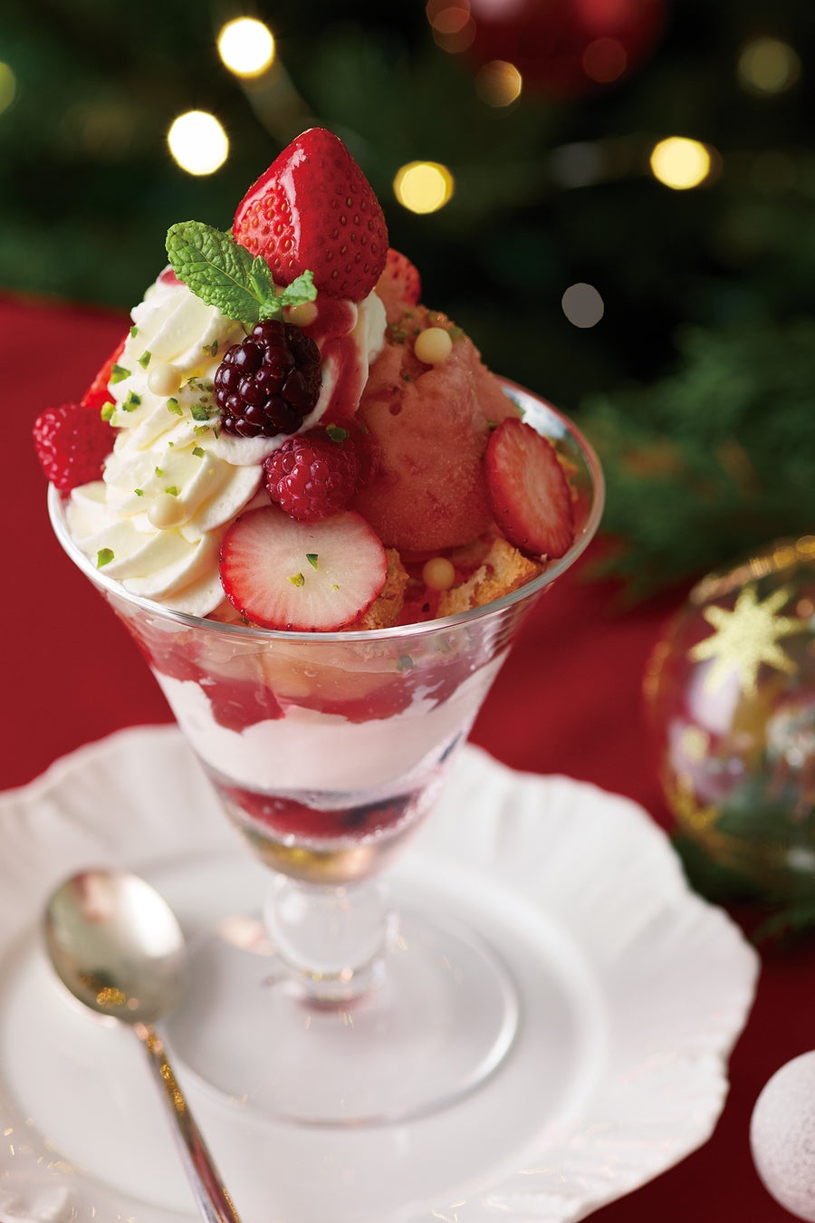 苺とベリーのホワイトツリーパフェ3