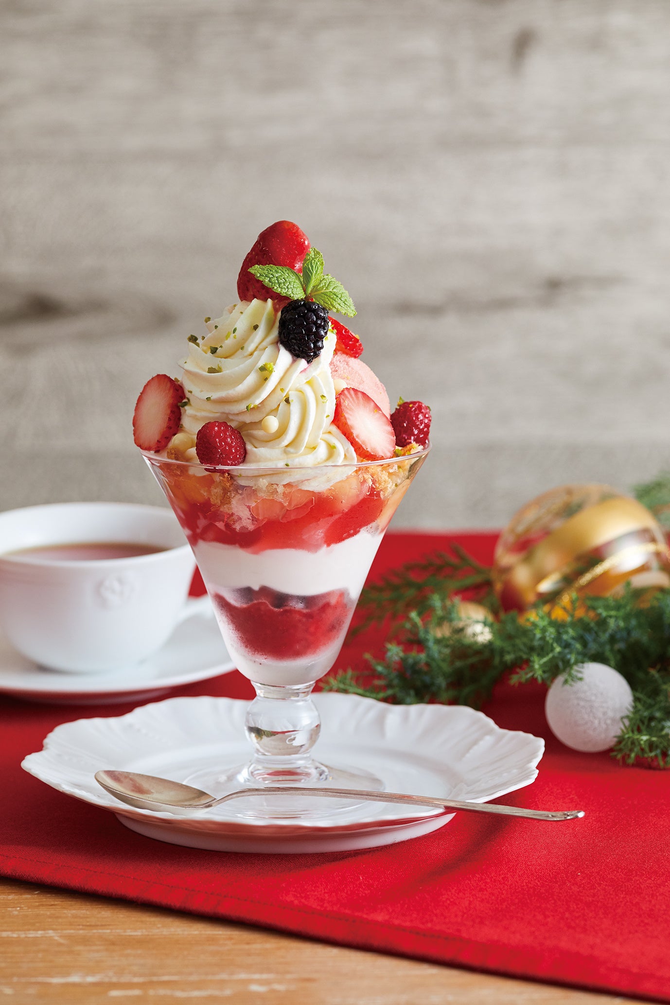 苺とベリーのホワイトツリーパフェ2