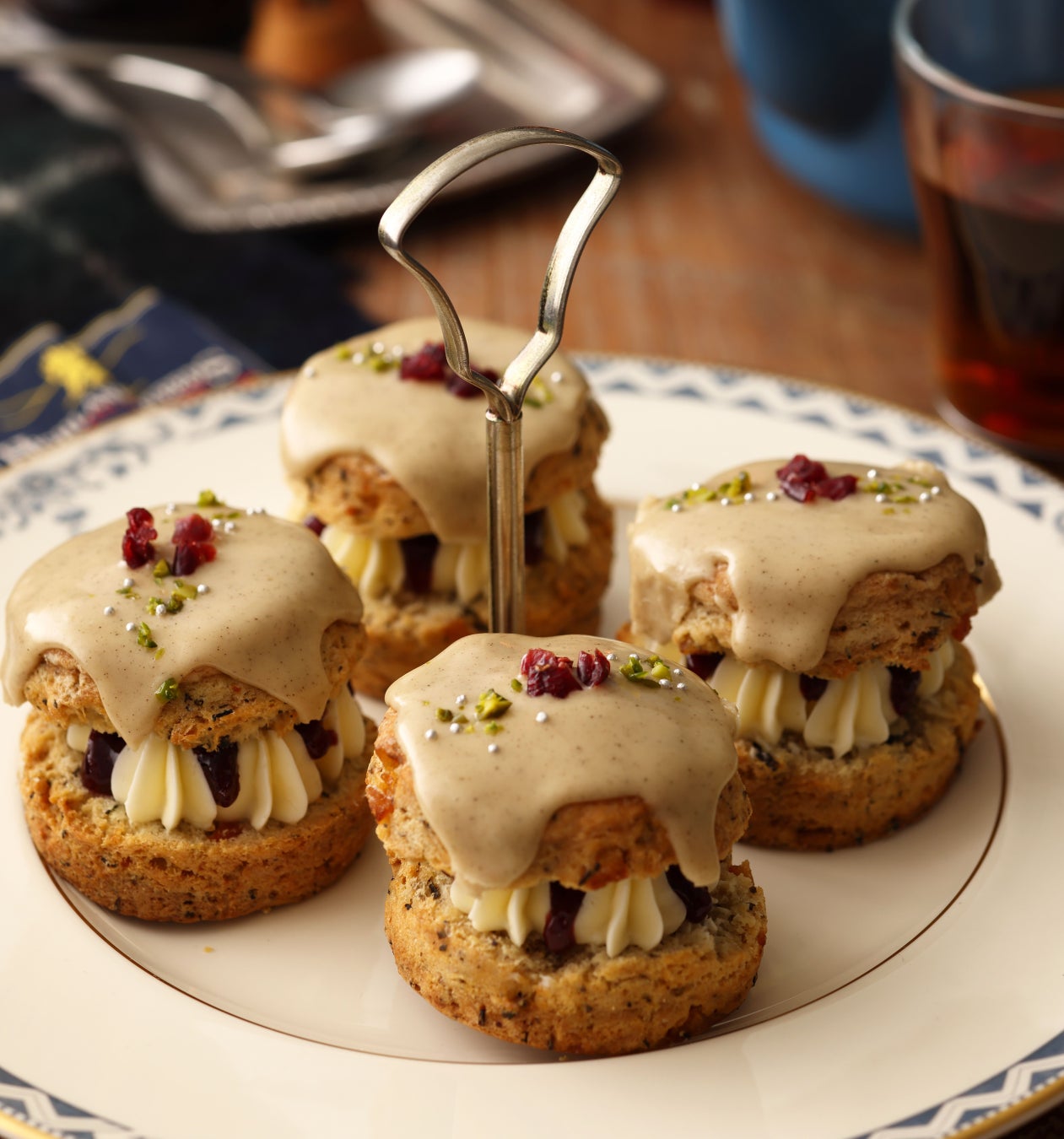 スコーン専門店の「BAKERS gonna BAKE(ベイカーズ ゴナ ベイク)」は、「紅茶のスコーンサンド モレロチェリー&チーズクリーム」や「キャラメルアップルスコーン」などの新作、スコーン生地を“サクほろ食感”にリニューアルした「ストロベリーキャンドルスコーン 2022」など、期間限定スコーンを展開する。