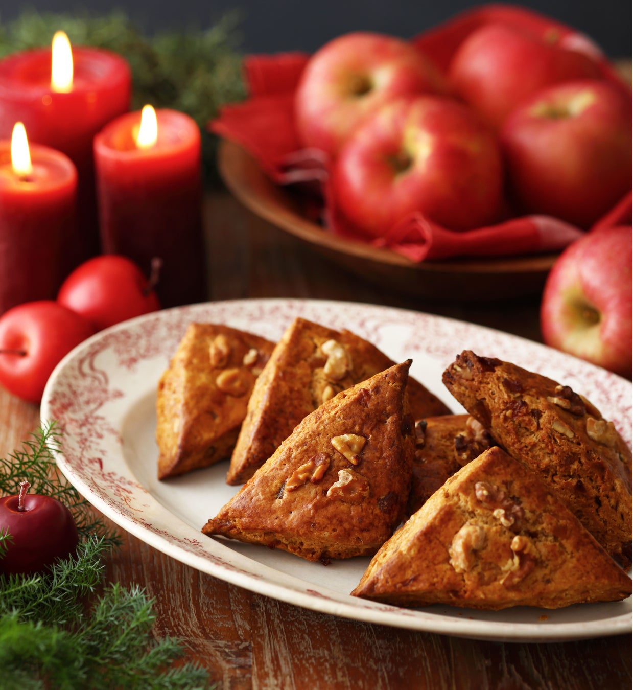 スコーン専門店の「BAKERS gonna BAKE(ベイカーズ ゴナ ベイク)」は、「紅茶のスコーンサンド モレロチェリー&チーズクリーム」や「キャラメルアップルスコーン」などの新作、スコーン生地を“サクほろ食感”にリニューアルした「ストロベリーキャンドルスコーン 2022」など、期間限定スコーンを展開する。