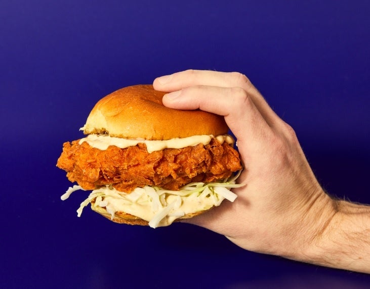 特製のしょうゆダレに漬け込んだジューシーなチキンがたまらないチキンバーガーです！