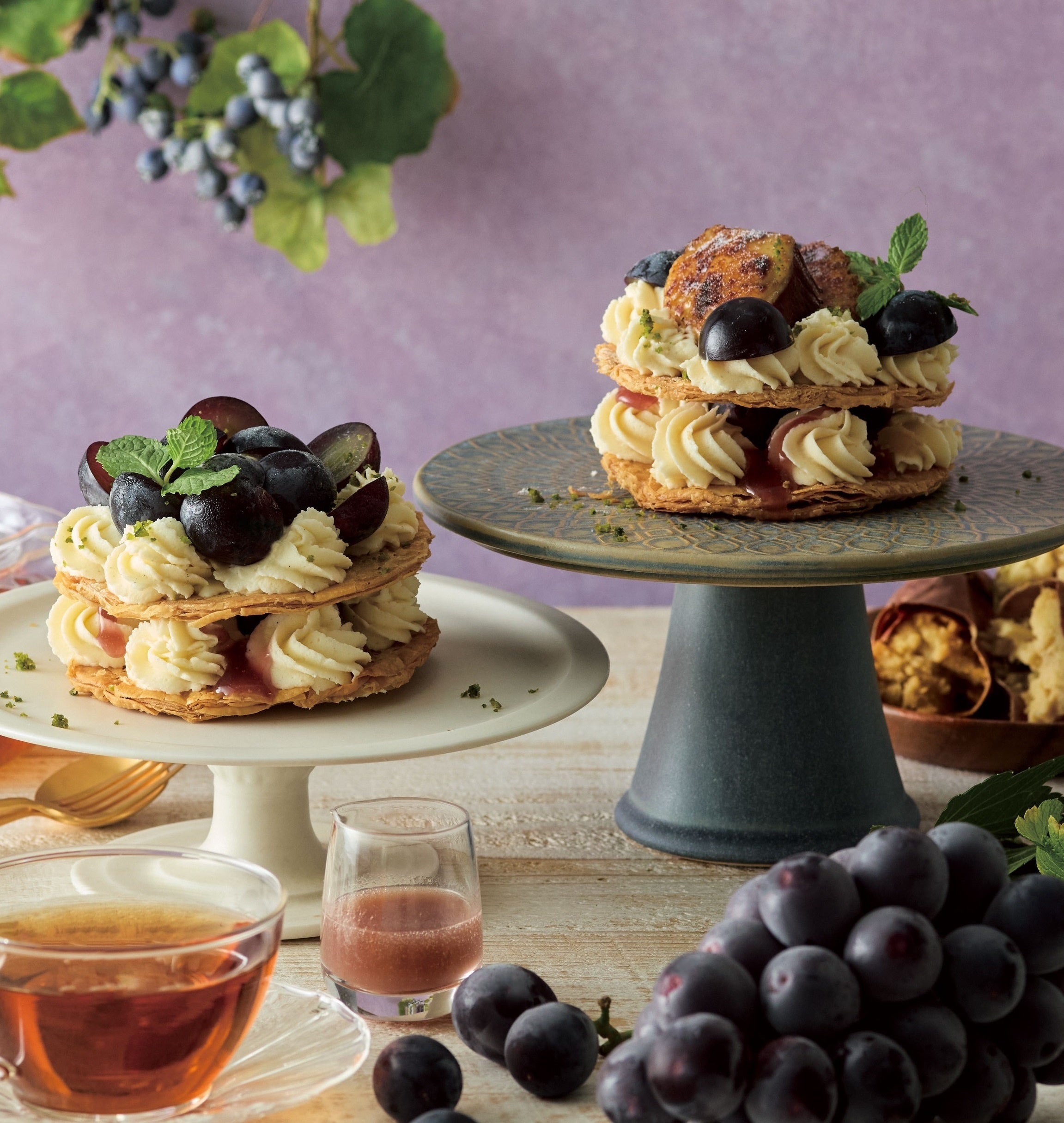 左「巨峰づくしのミルフィーユ」 右「巨峰と焼いもブリュレのミルフィーユ」