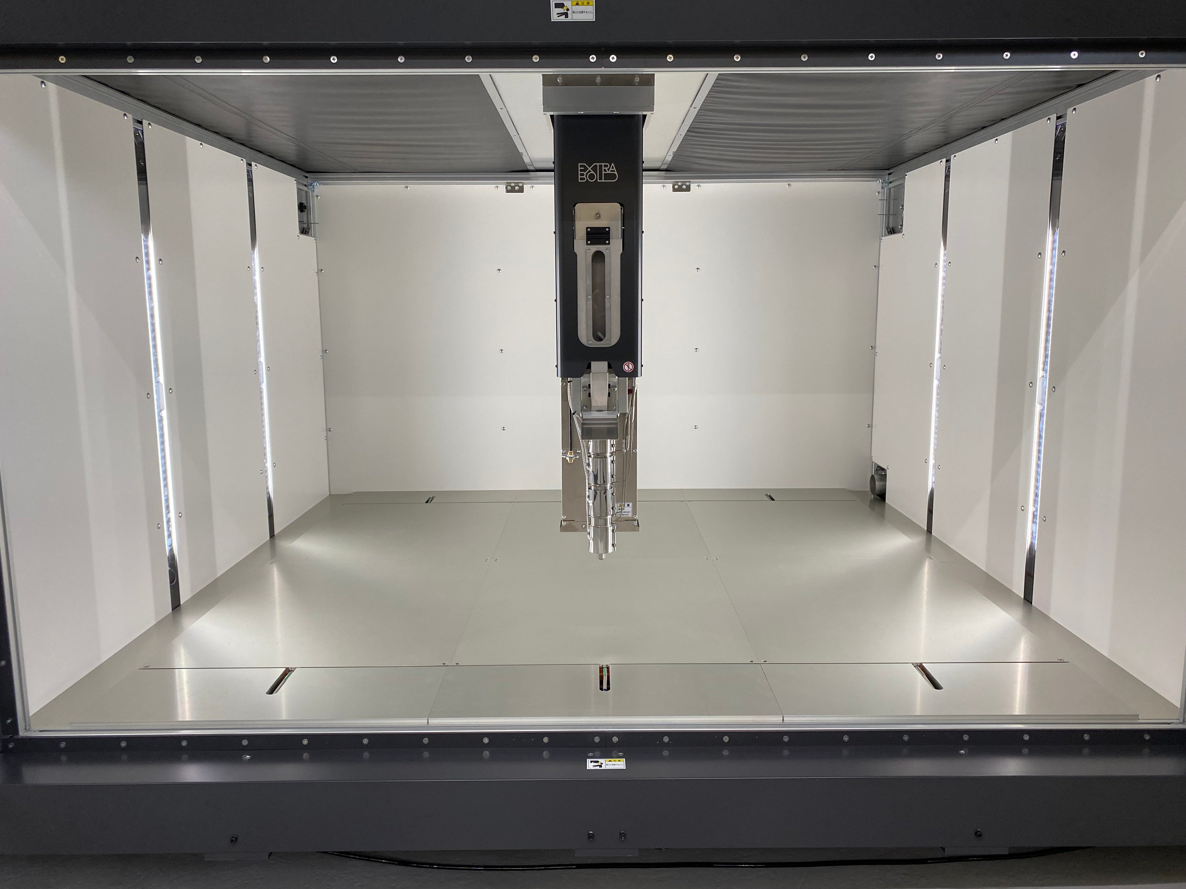 設置後はレベリング不要な高精度なヒートベッドと安定した造形を実現するチャンバールーム