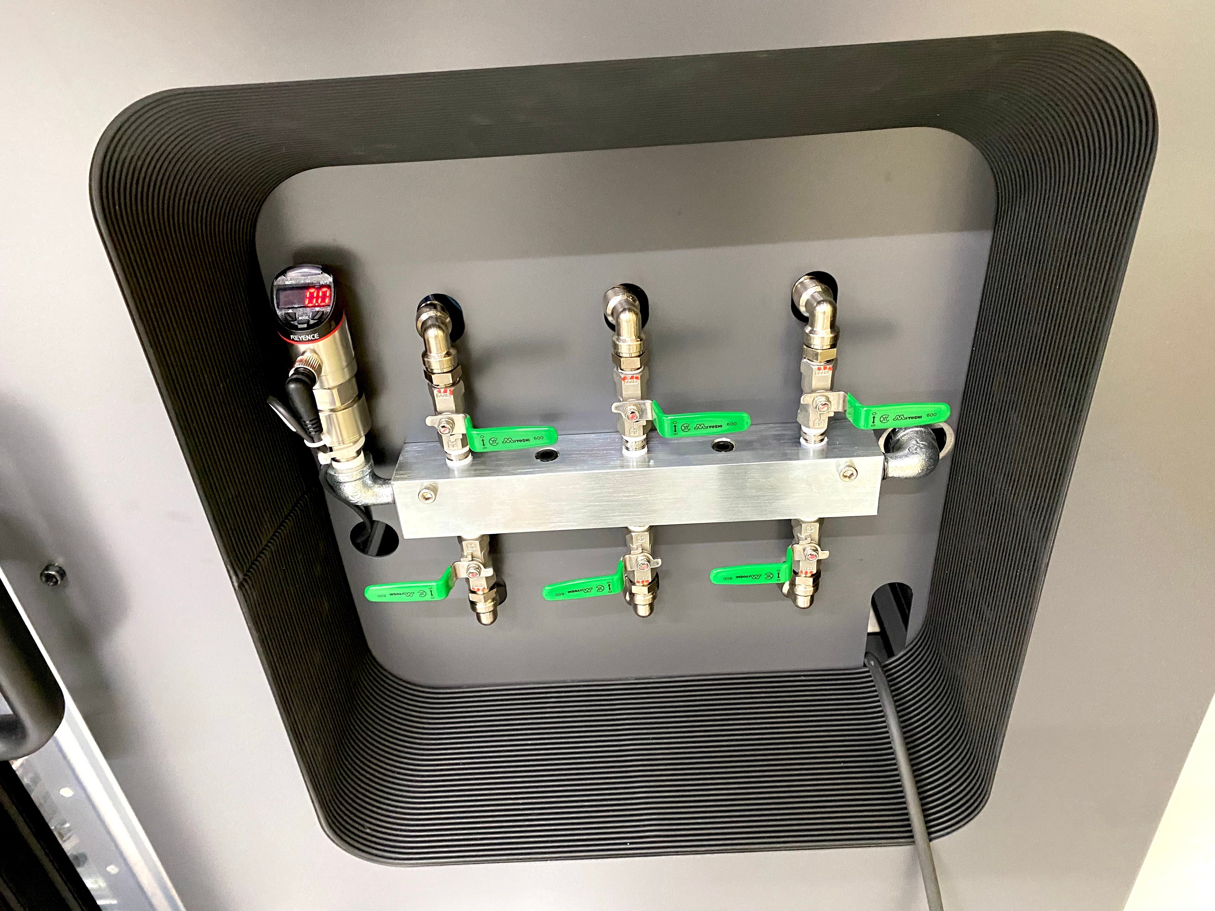 外装の一部はEXF-12で造形したパネルを採用している