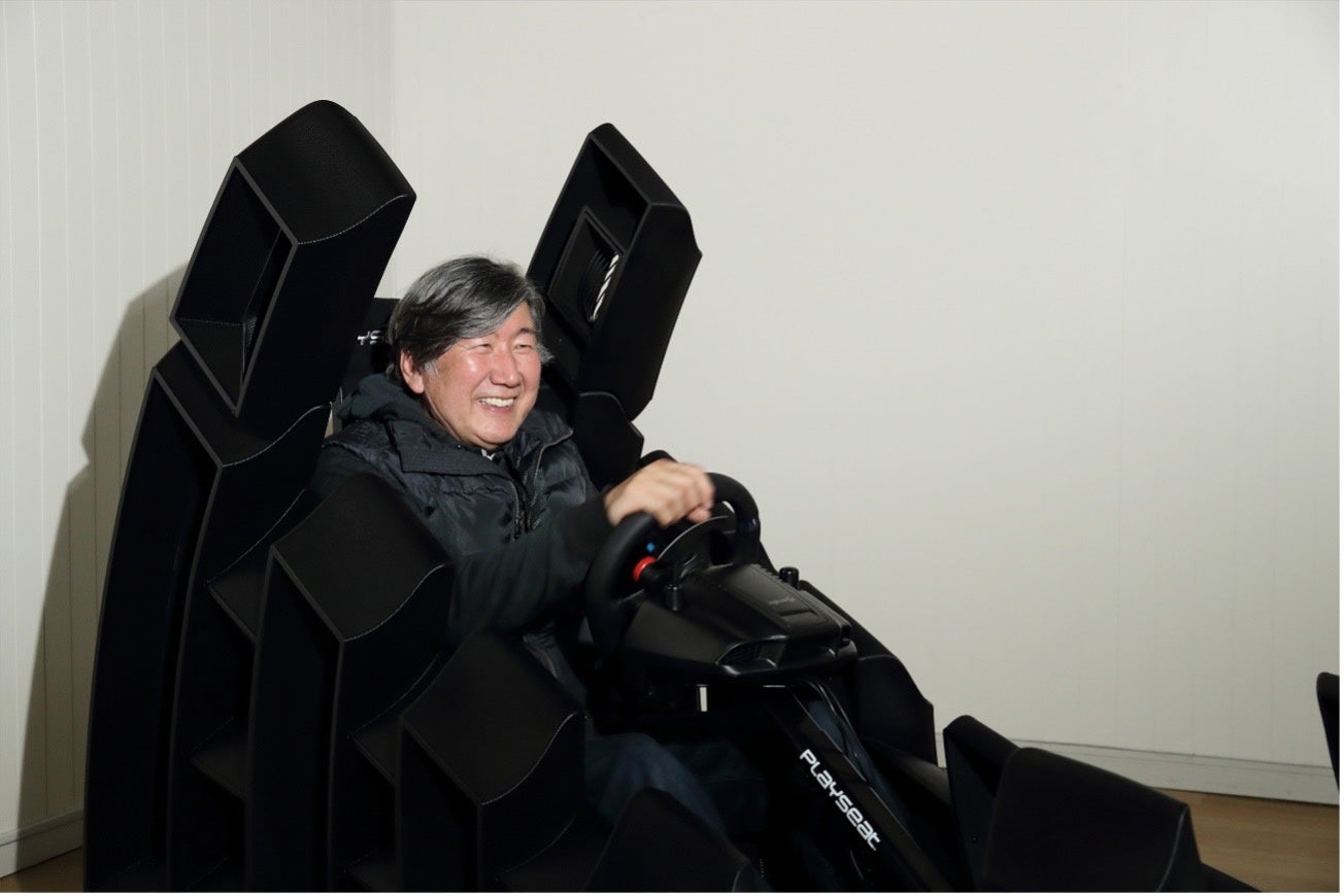 完成した「GT EXPERIENCE CONCEPT」を試す北畠氏 「非日常的な没入感がスゴイ！」と大満足との感想