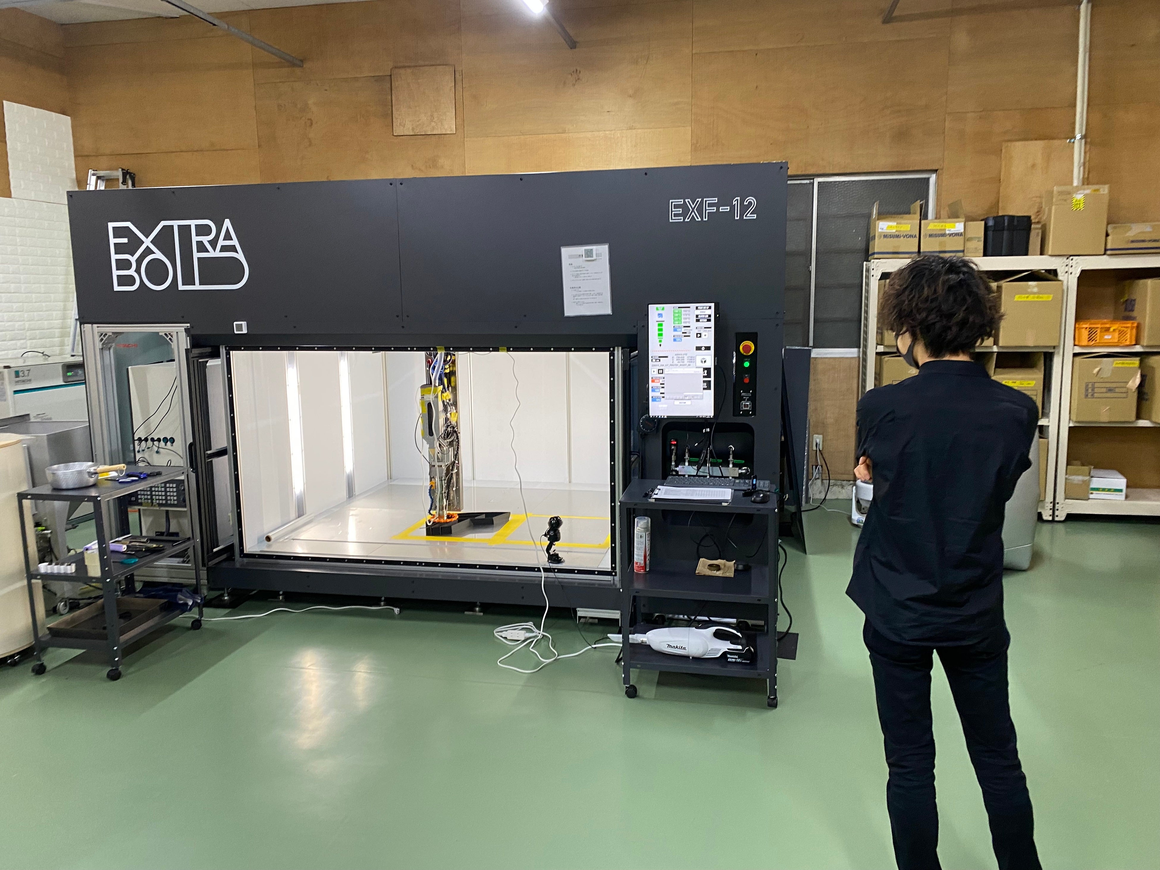 EXF-12と造形を見守る伊豫田氏（前田技研）