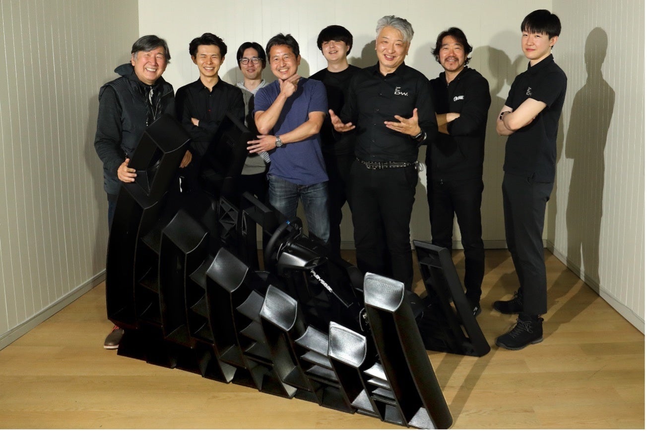 プロジェクトメンバーとフォトグラファーの北畠氏（左） デザイナー水野氏（右から3番目）