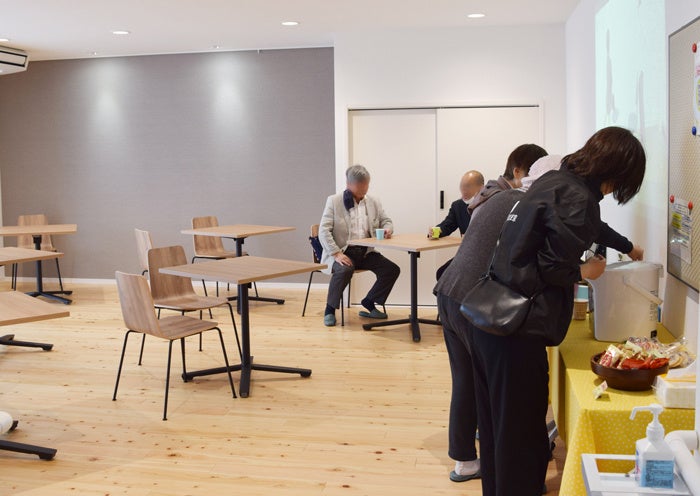 和室を洋室化した コミュニティサロン