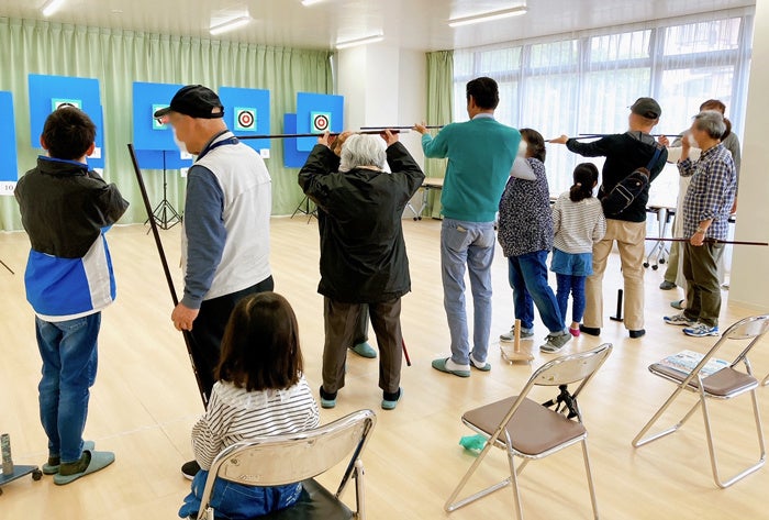 幅広い世代の方々が参加した 吹矢体験