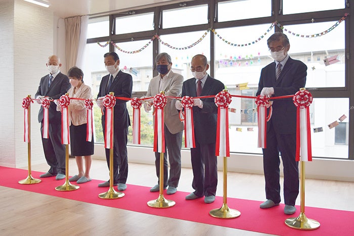 開会式でのテープカット