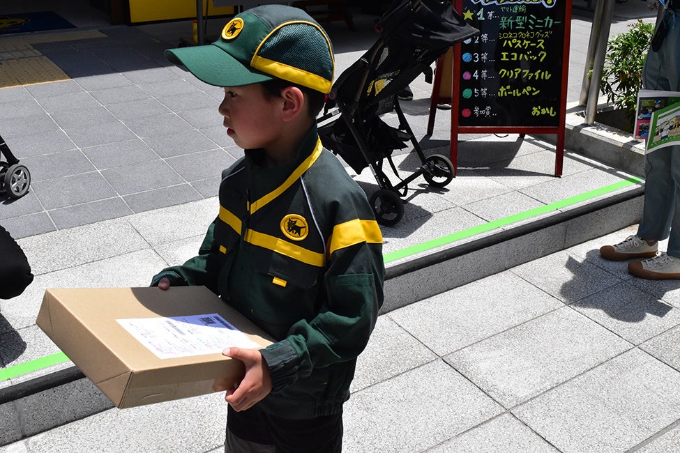 配達体験に参加したお子さんの顔つきは真剣そのもの