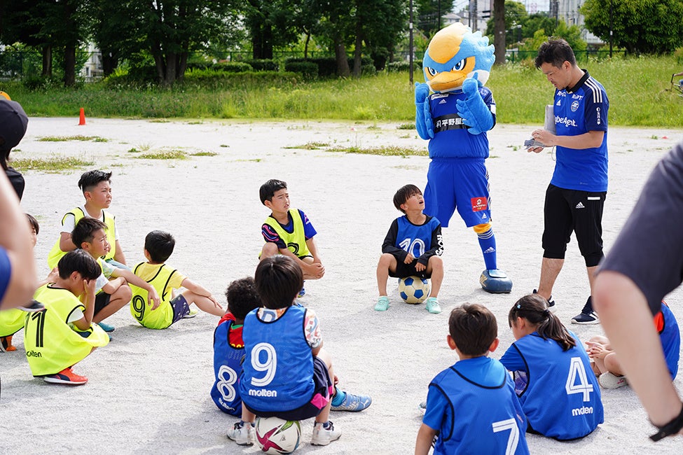 ＦＣ町田ゼルビアのコーチの説明に真剣に聞き入る子どもたち