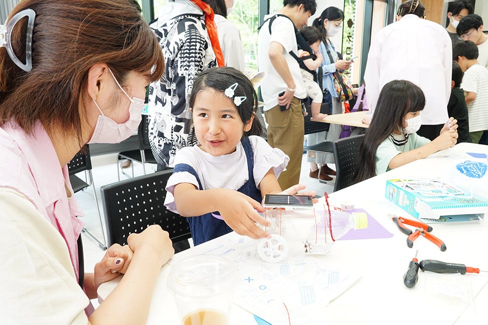 ソーラーカー工作ワークショップはお子さんたちで大賑わい