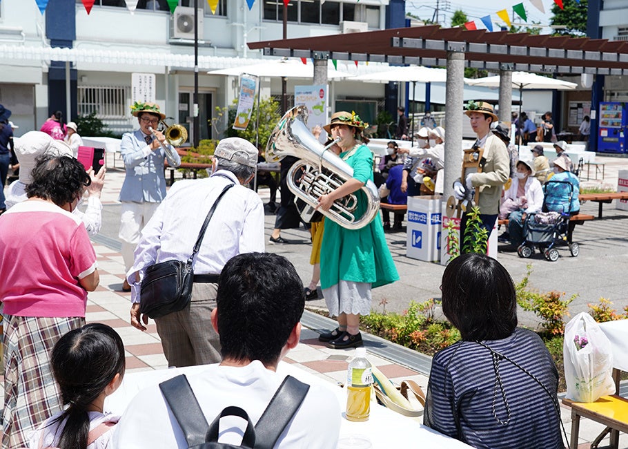 名店街広場での演奏に聴き入る来場者