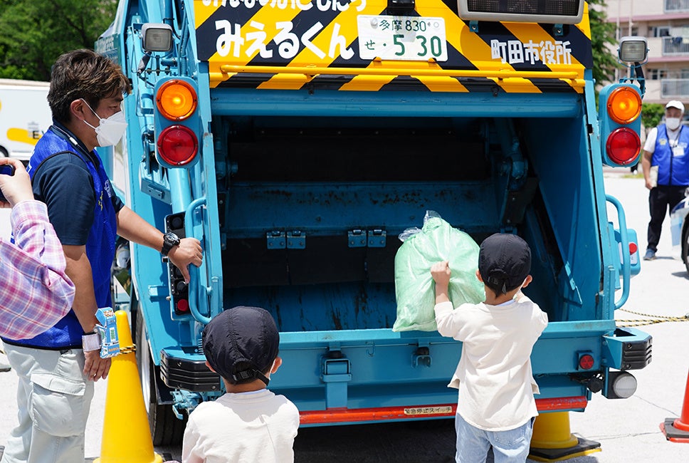 ゴミ収集車「みえるくん」へのゴミ捨て体験