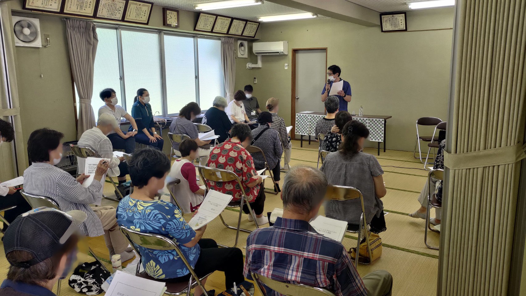 メモを取りながら真剣に聴き入る参加者