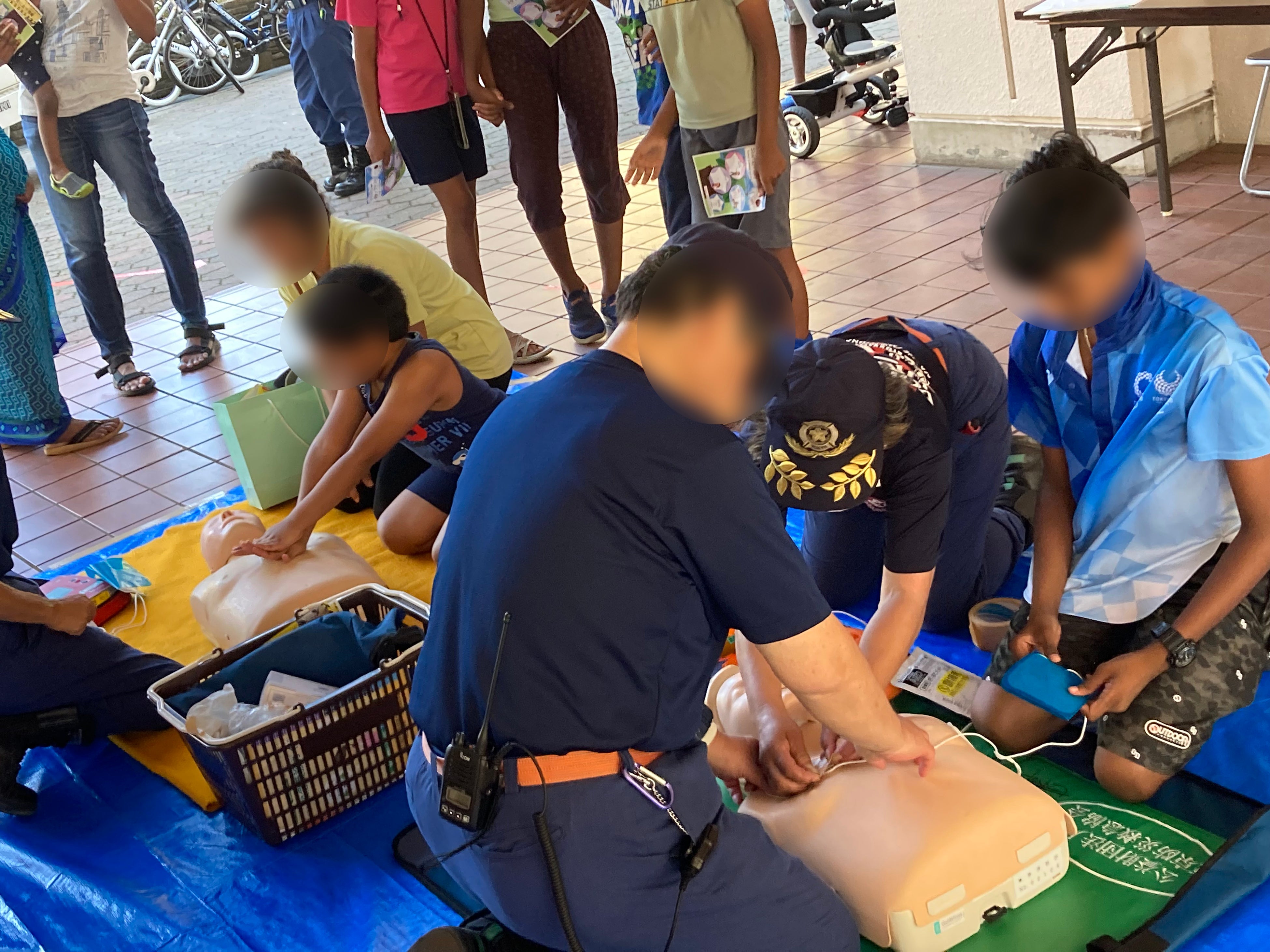 初めてのＡＥＤ体験にドキドキ