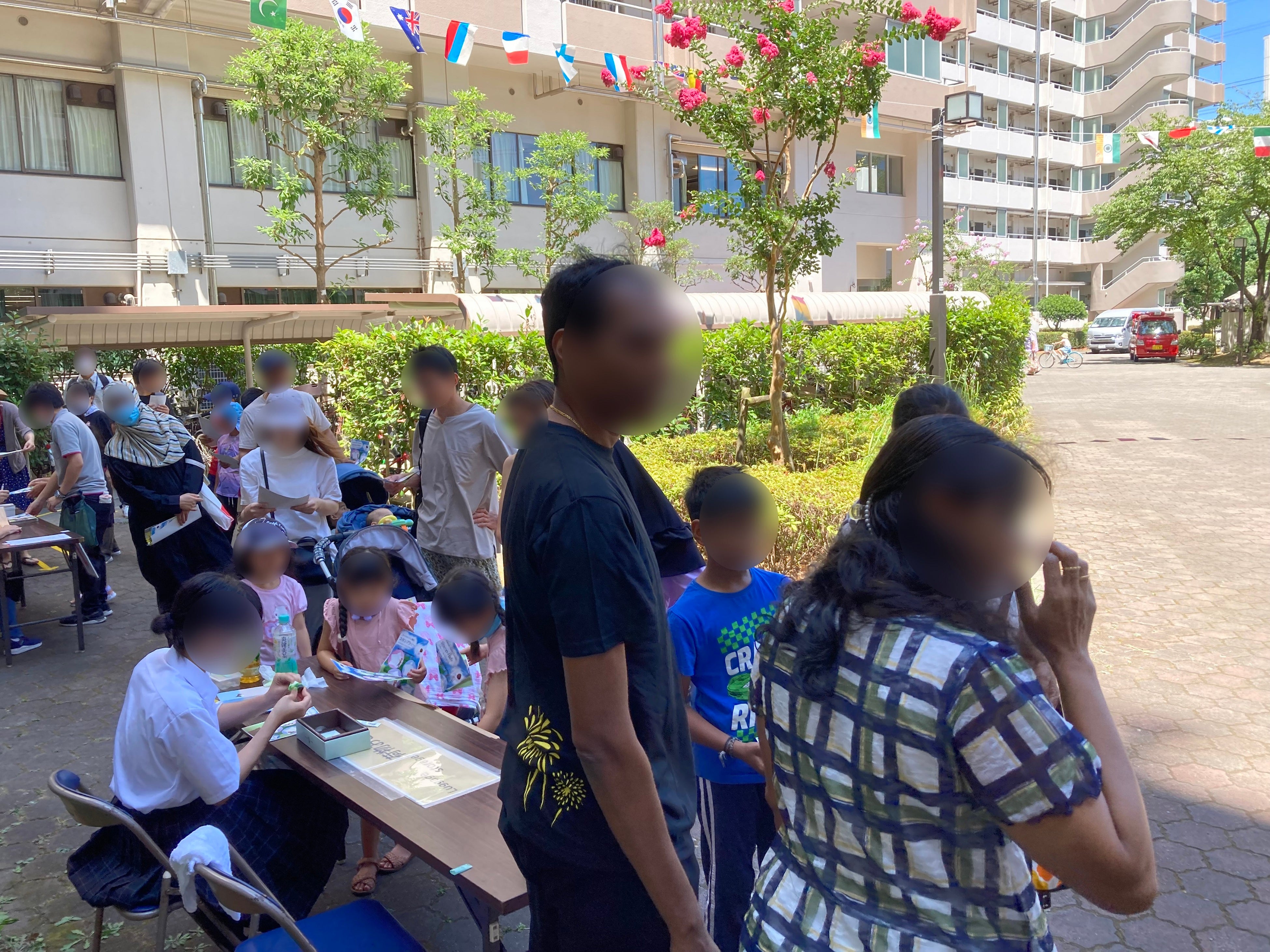 晴天の暑い中、幅広い世代の方々が参加